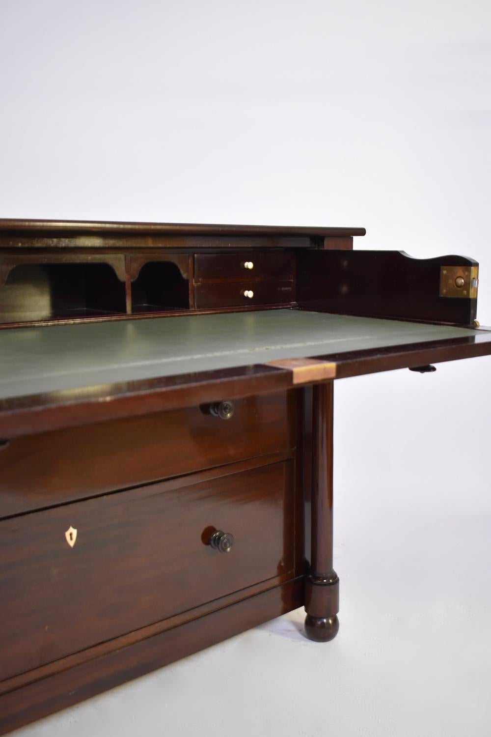 Cassettiera con scrivania in stile Impero, impiallacciatura di mogano e mogano, piano rettangolare, scatola con tre cassetti, il primo è una scrivania con cassetti, buche per i piccioni e piano di scrittura rivestito in nappa di colore verde,