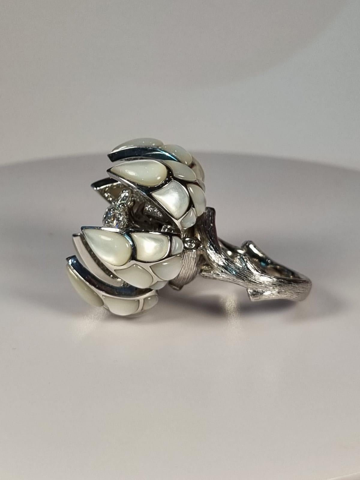 Transformer Barnacle Ring with Diamonds and Moonstone in 18k White Gold In New Condition For Sale In Bilbao, ES