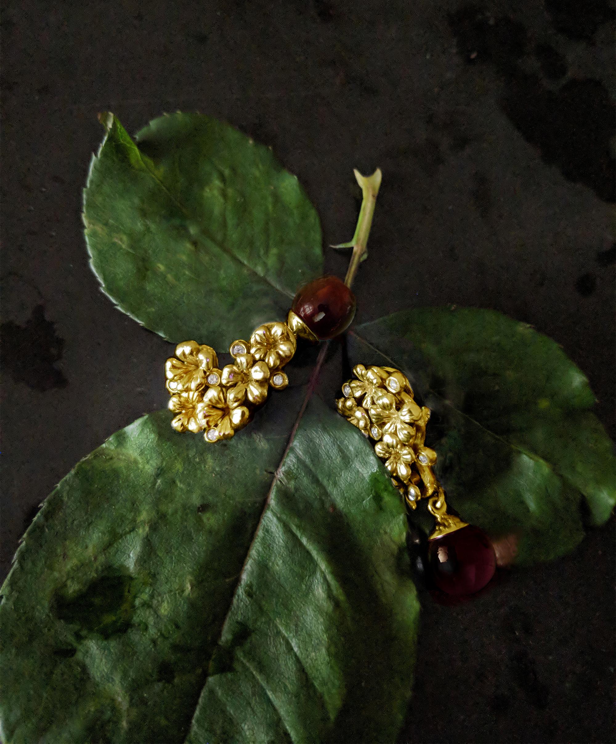 Moderno Orecchini da cocktail in stile moderno in oro giallo Transformer con diamanti e granati in vendita