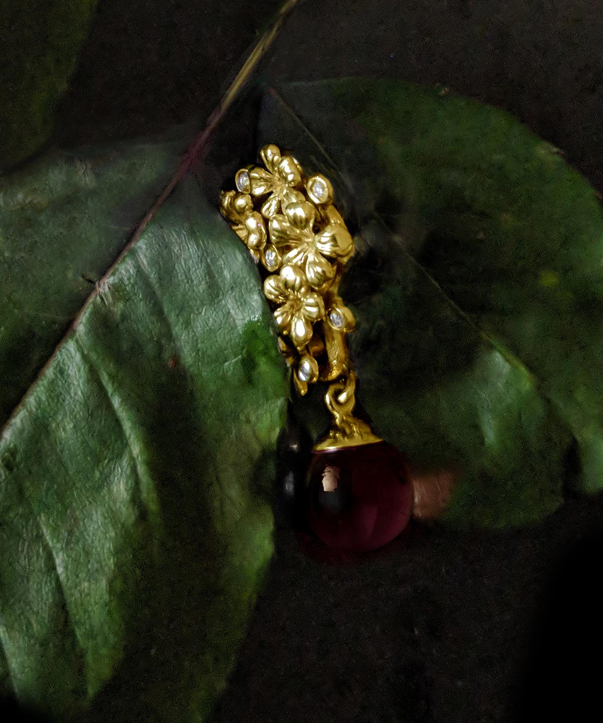 Orecchini da cocktail in stile moderno in oro giallo Transformer con diamanti e granati In condizioni Nuovo in vendita a Berlin, DE