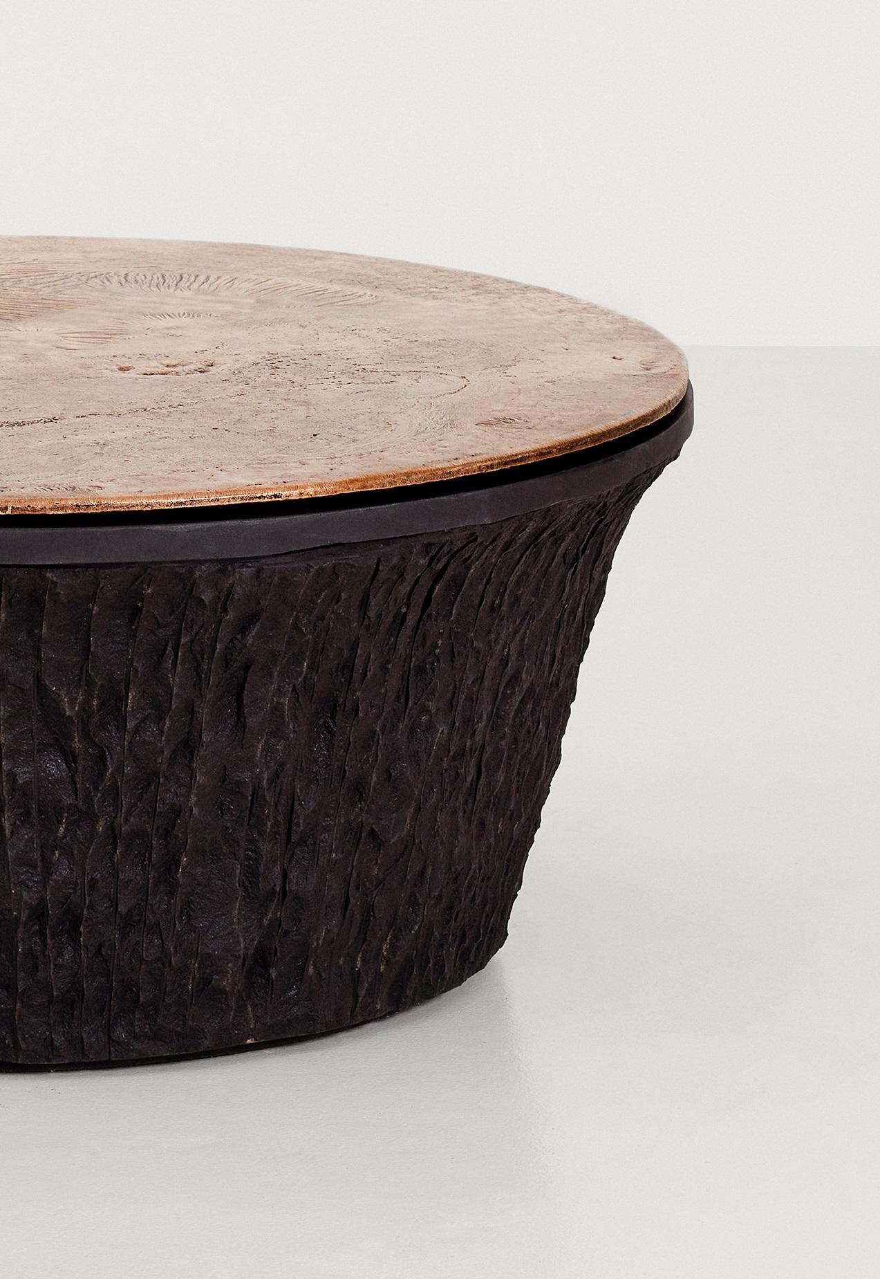 Moderno Tavolino rotondo Transit of Venus in granito nero e bronzo fuso di Jesse Ede in vendita