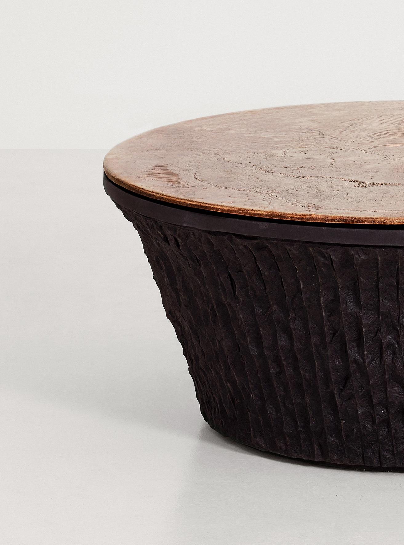 Sudafricano Tavolino rotondo Transit of Venus in granito nero e bronzo fuso di Jesse Ede in vendita