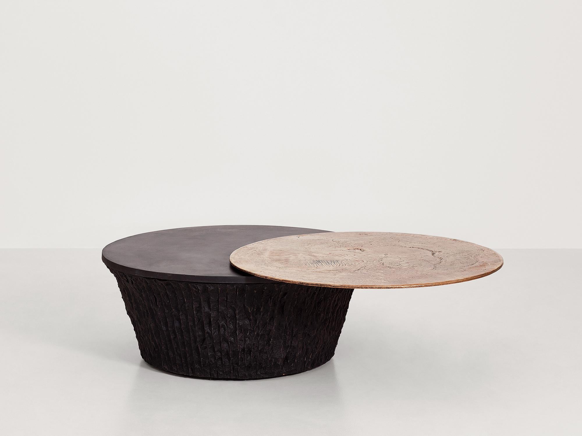 XXI secolo e contemporaneo Tavolino rotondo Transit of Venus in granito nero e bronzo fuso di Jesse Ede in vendita