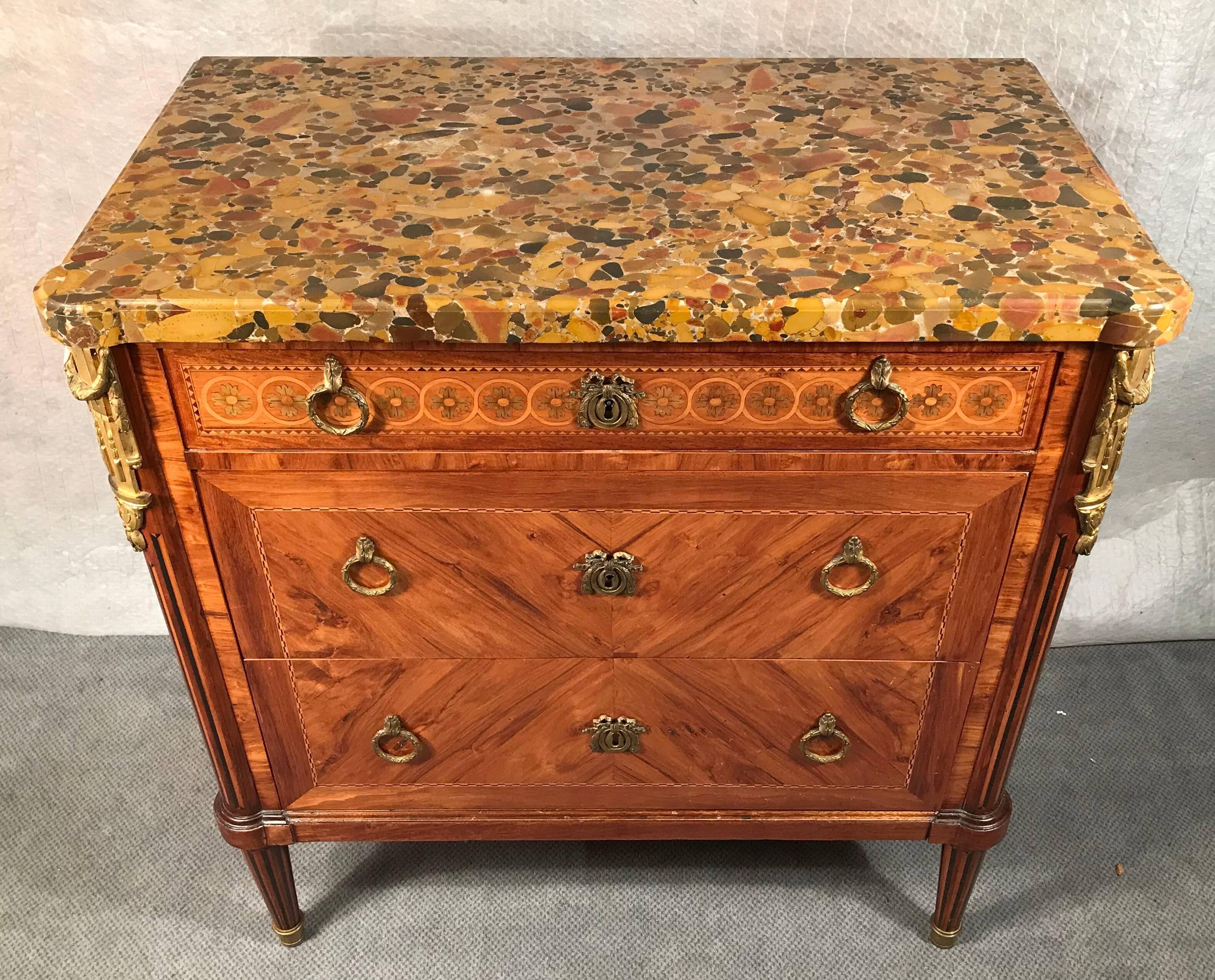 Unique Transition commode, France, circa 1820. Plum veneer with beautiful marquetry in satinwood and ebony. With a marble top, a so called “Breche d’Alep” top. The commode is in very good condition. It will be shipped from Germany. Shipping costs to