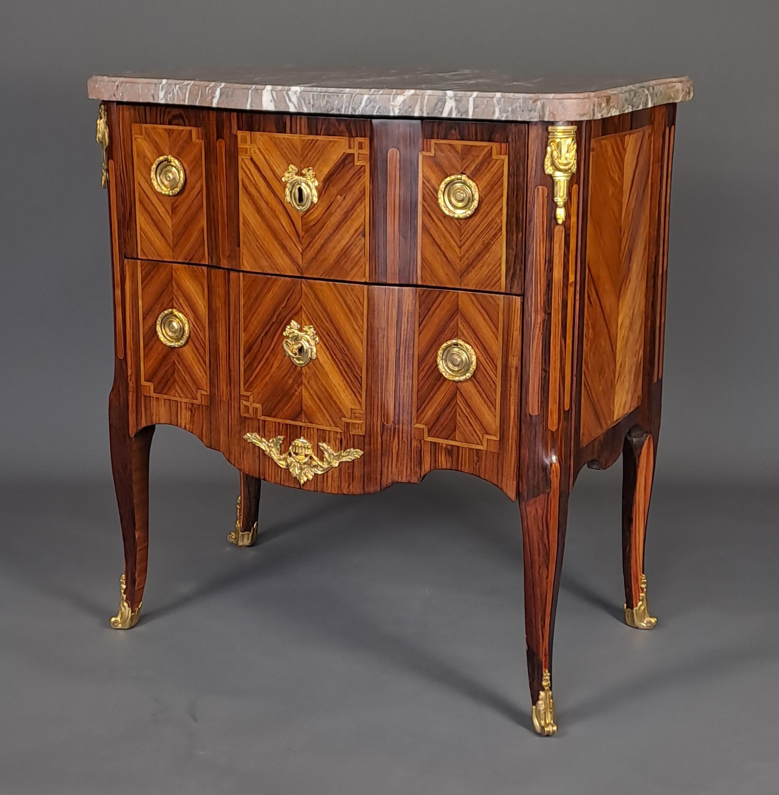Luigi XV Commode di transizione con timbro Jean-Baptiste I. Tuart in vendita