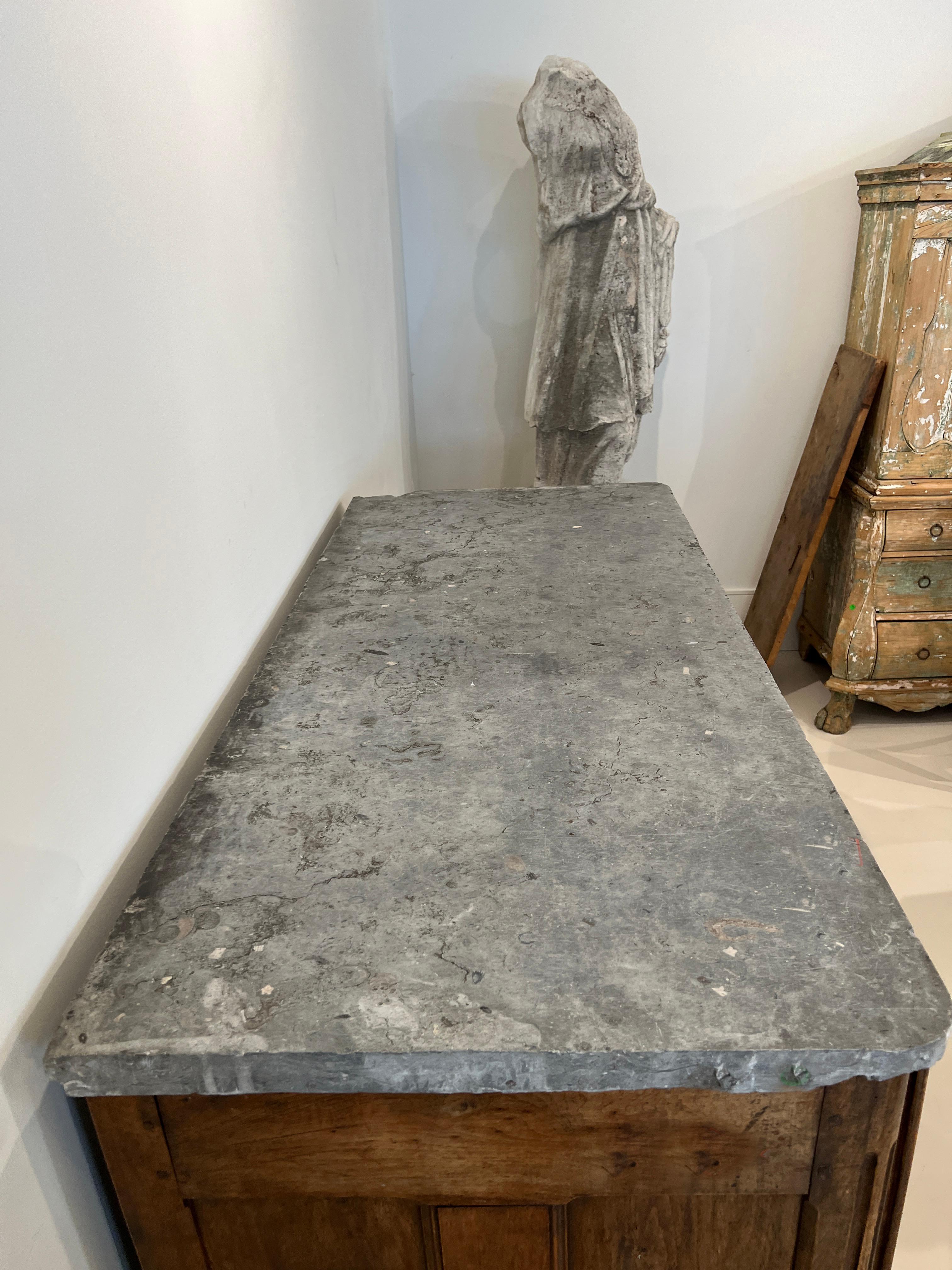 Buffet de style Louis XIV transitionnel avec plateau en marbre ardoise en vente 1