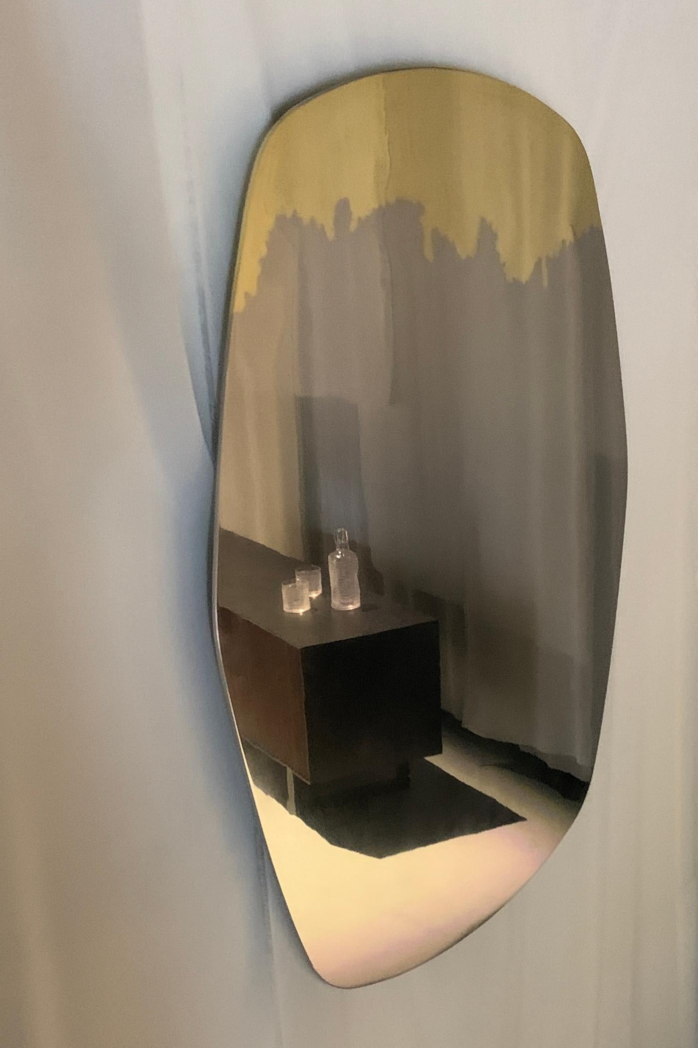 Nous avons lancé un nouveau miroir en acier inoxydable poli et en laiton pour compléter notre collection Transition, qui connaît un grand succès. Il présente une finition unique et artistique en laiton et acier inoxydable.

Avec ses dimensions de