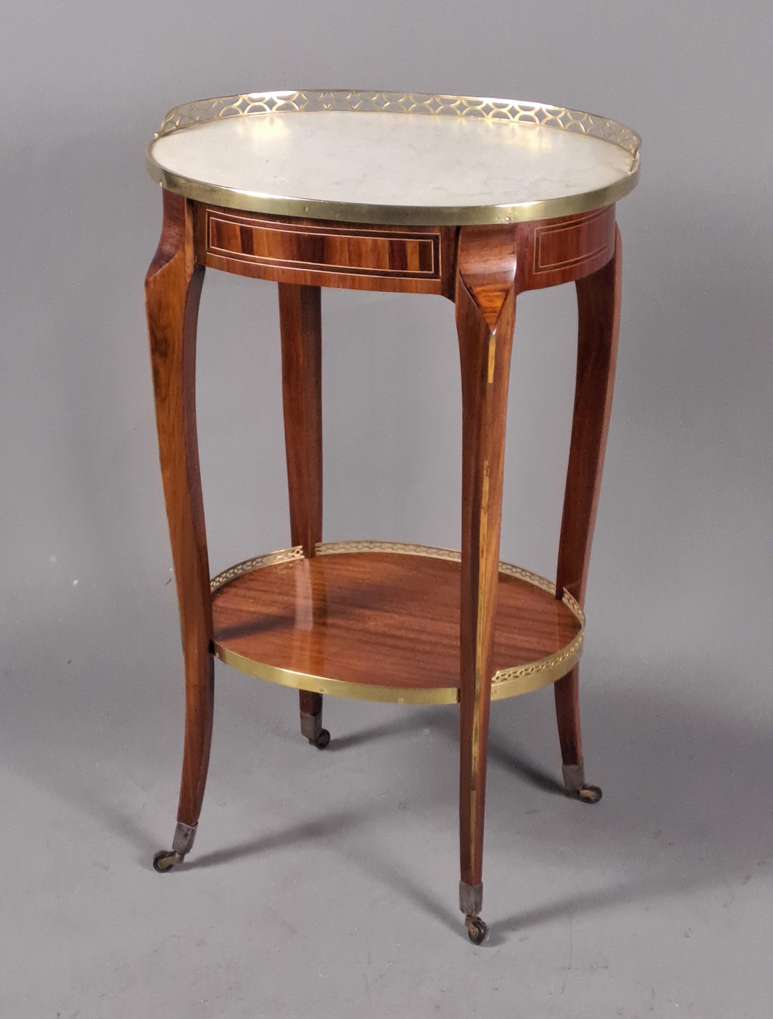Jean Lapie Dit le jeune (né en 1734). Ébéniste. Paris. Maître le 31 juillet 1762. Frère de Nicolas-Alexandre Lapie.   

Elégante table de salon de forme ovale en placage d'acajou avec des cadres en amarante et bois clair autour de la ceinture.  

