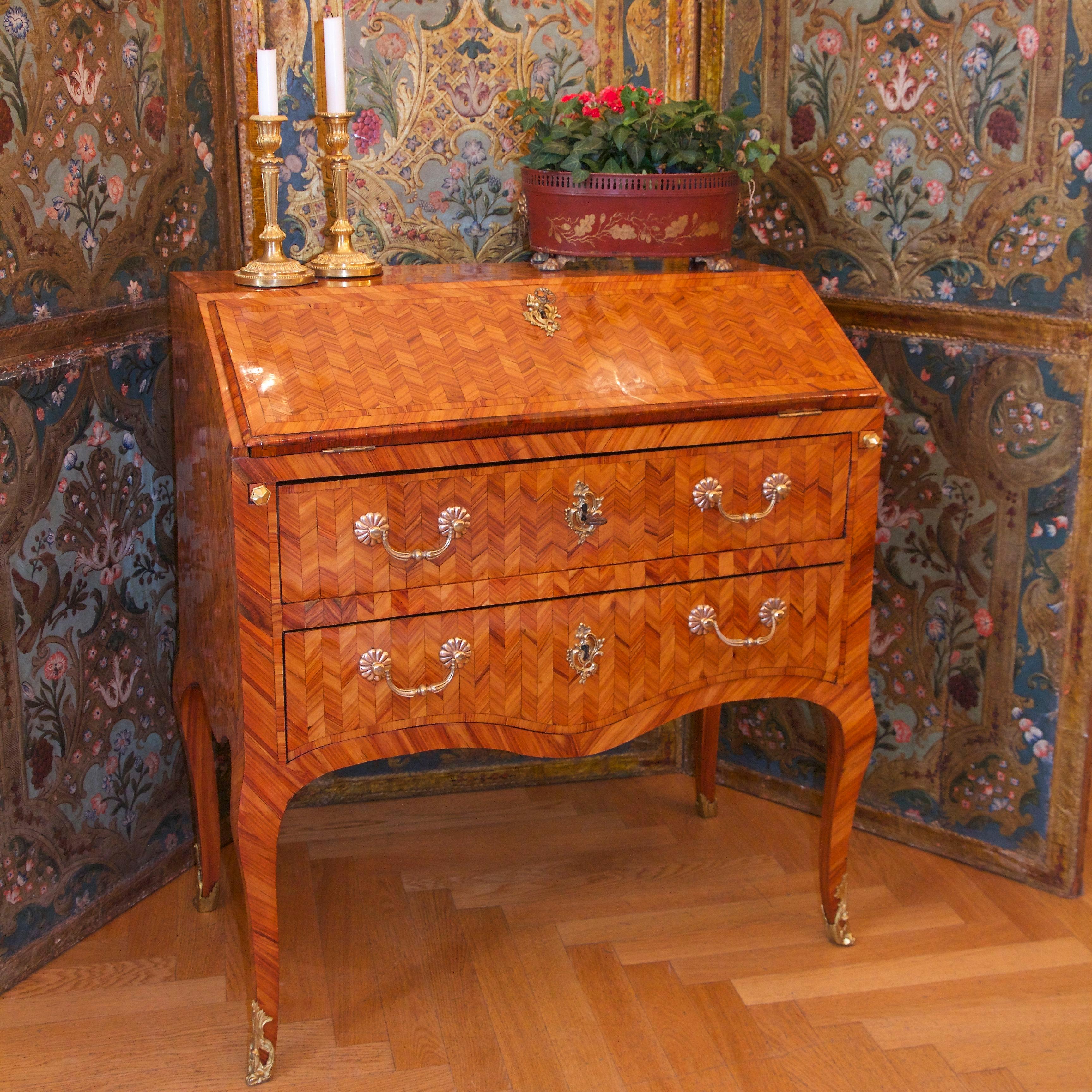 18th Century French Louis XV Tulipwood Herringbone Parquetry Commode à Secrétaire or Writing Desk

A Louis XV/Transition period commode à secétaire or writing desk combined with a chest of drawers featuring a herringbone parquetry on an oak carcase.