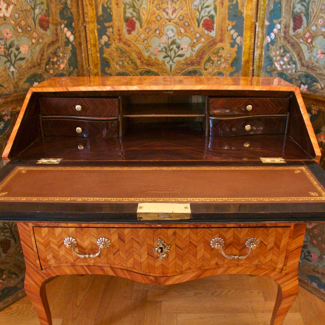 18th Century French Louis XV Herringbone Parquetry Commode à Secrétaire or Desk  In Good Condition In Berlin, DE