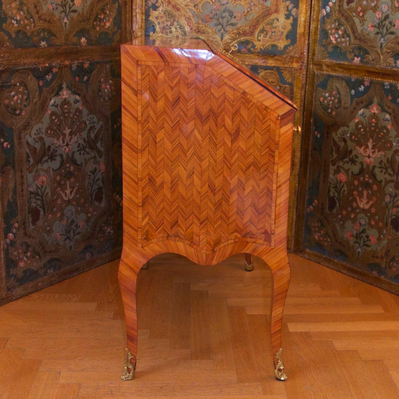 Mid-18th Century 18th Century French Louis XV Herringbone Parquetry Commode à Secrétaire or Desk 