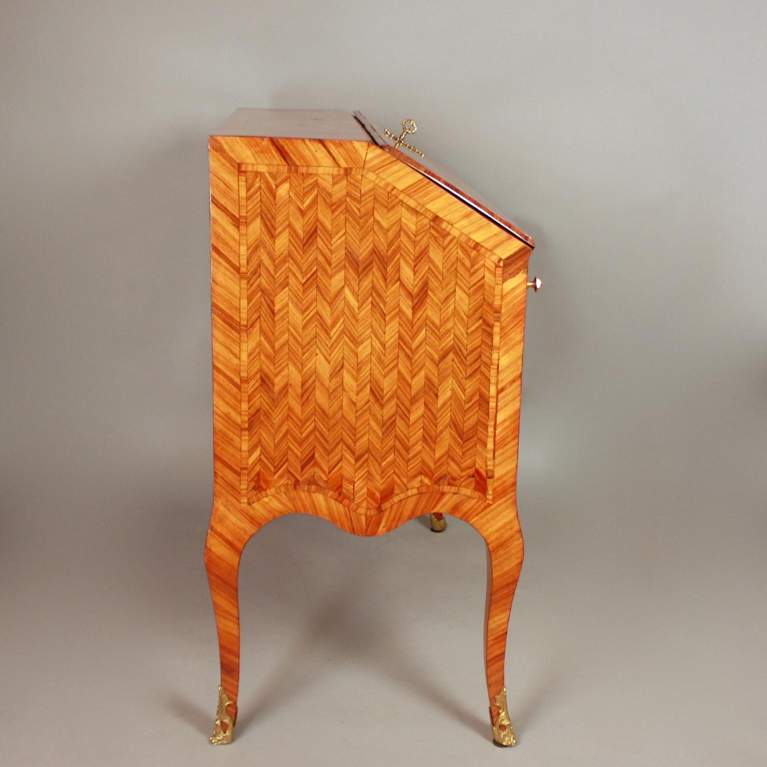 18th Century French Louis XV Herringbone Parquetry Commode à Secrétaire or Desk  5