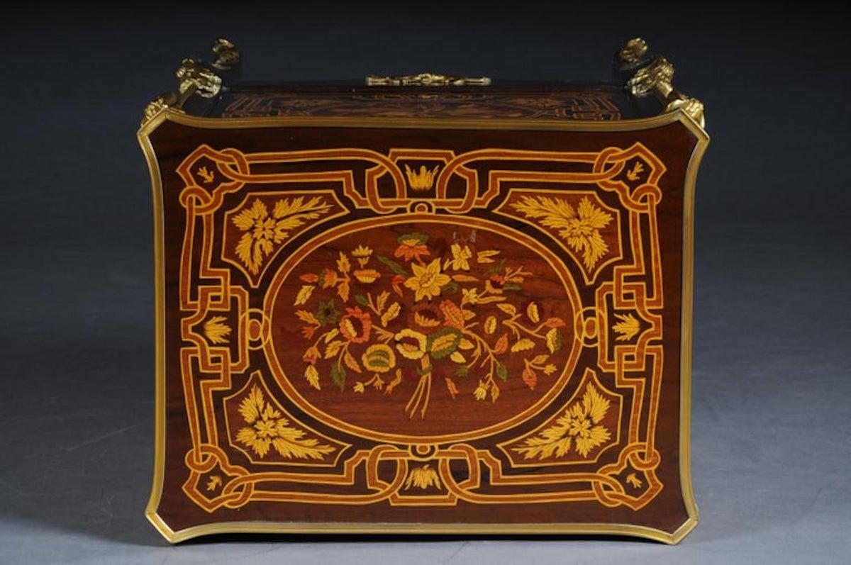 Tavolino di transizione Cassettiera Napoleone III intarsiata in vendita 6