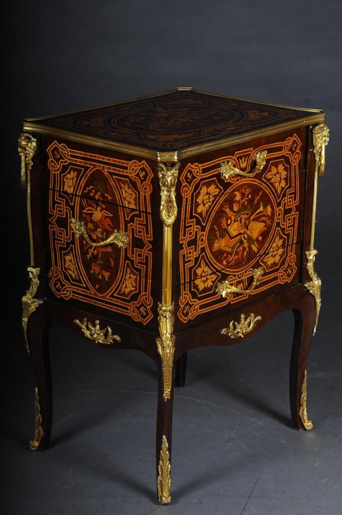 Tavolino di transizione cassettiera intarsiata Napoleone III

Impiallacciatura Bois-Satiné, impiallacciatura a specchio su tutto il perimetro e intarsio su legno di faggio. Con accessori in bronzo finemente cesellati, molto decorativi e traforati.