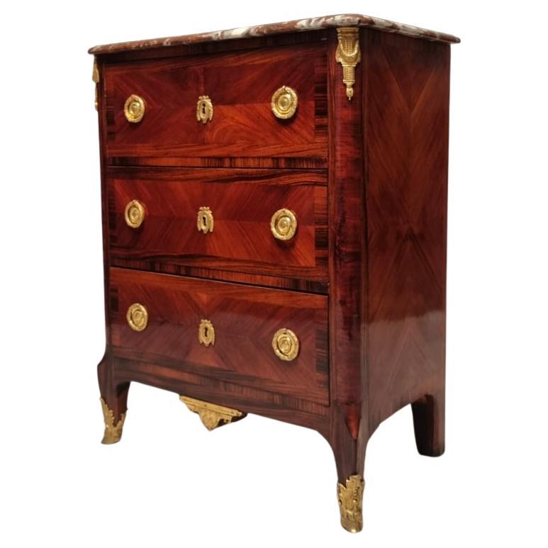 Commode entre deux commodes de style transition, Amaranth, 19e en vente