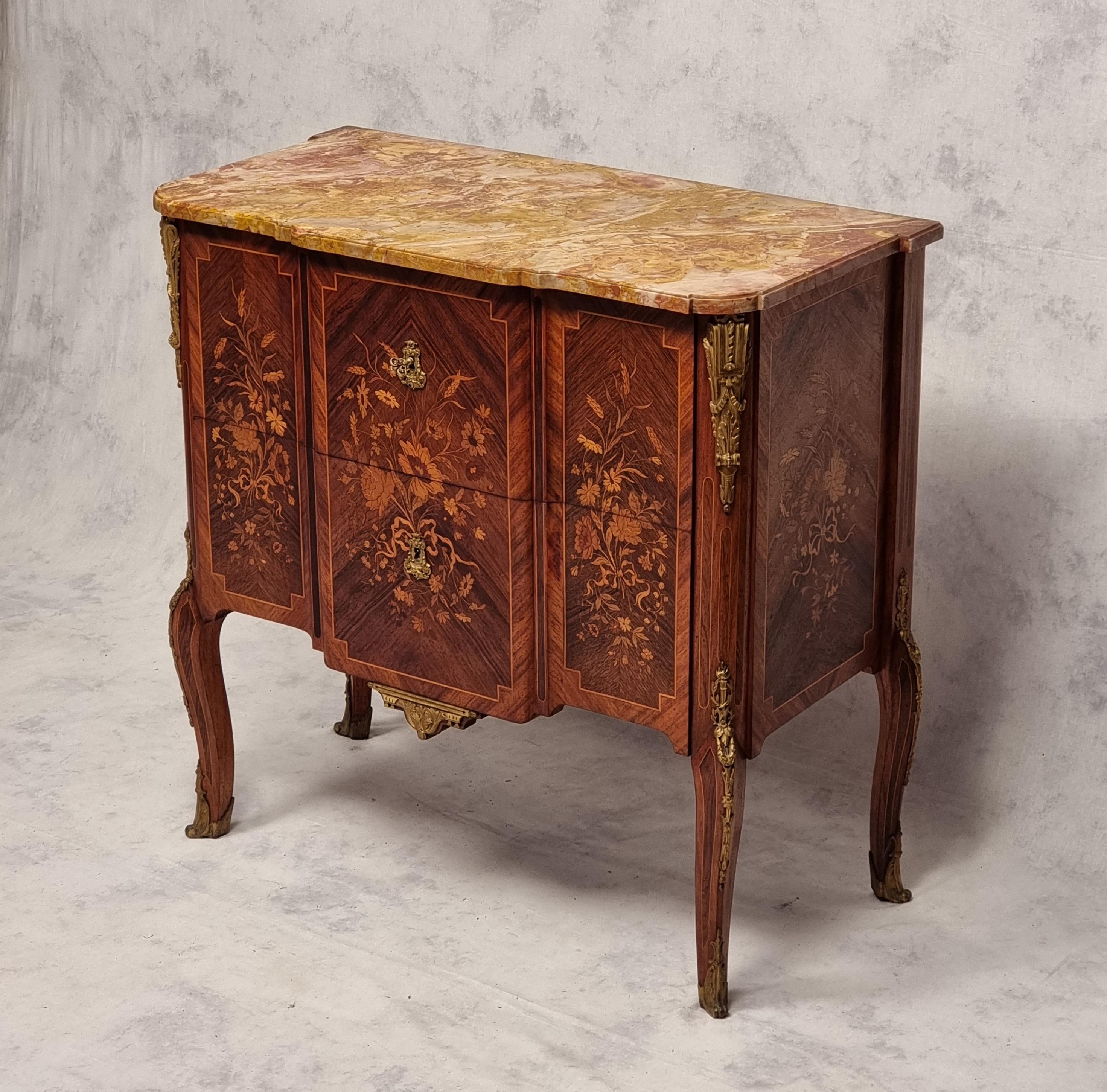 Superb Transition Louis XV, Louis XVI style chest of drawers in marquetry. This chest of drawers is from the Napoleon III period, late 19th century. It is worked in rosewood, rosewood and light wood in marquetry. Projection chest of drawers resting