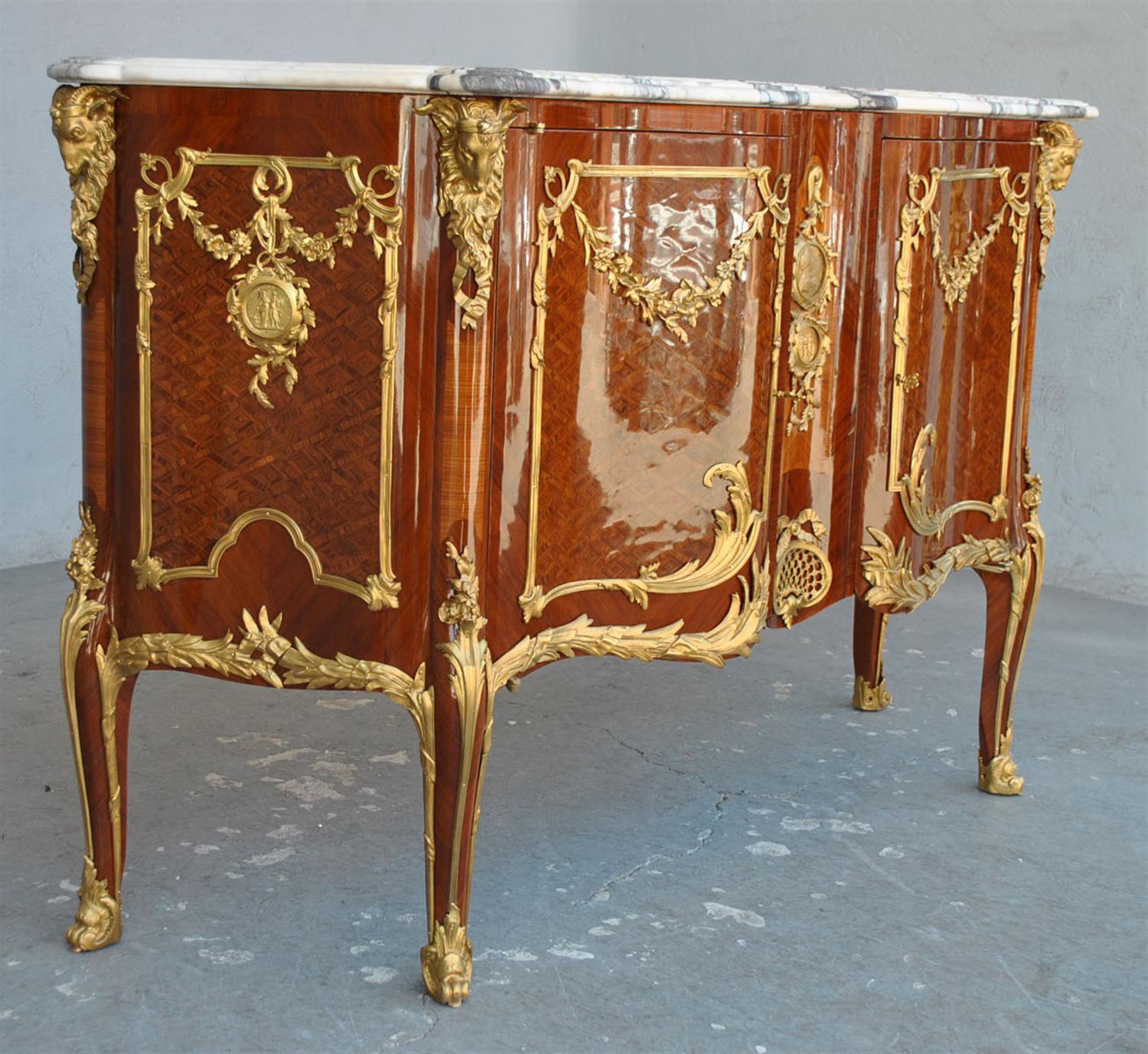 Luigi XV Credenza in stile di transizione con intarsio e bronzo dorato in vendita