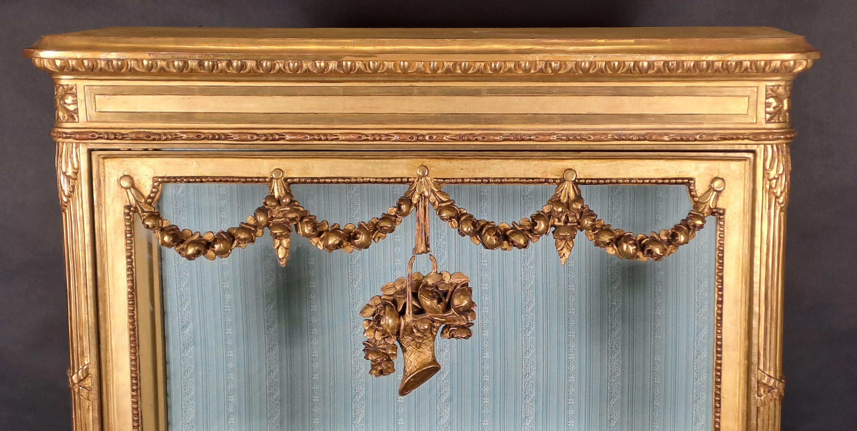 Vitrine im Übergangsstil aus goldenem Holz aus dem 19. Jahrhundert (Französisch)
