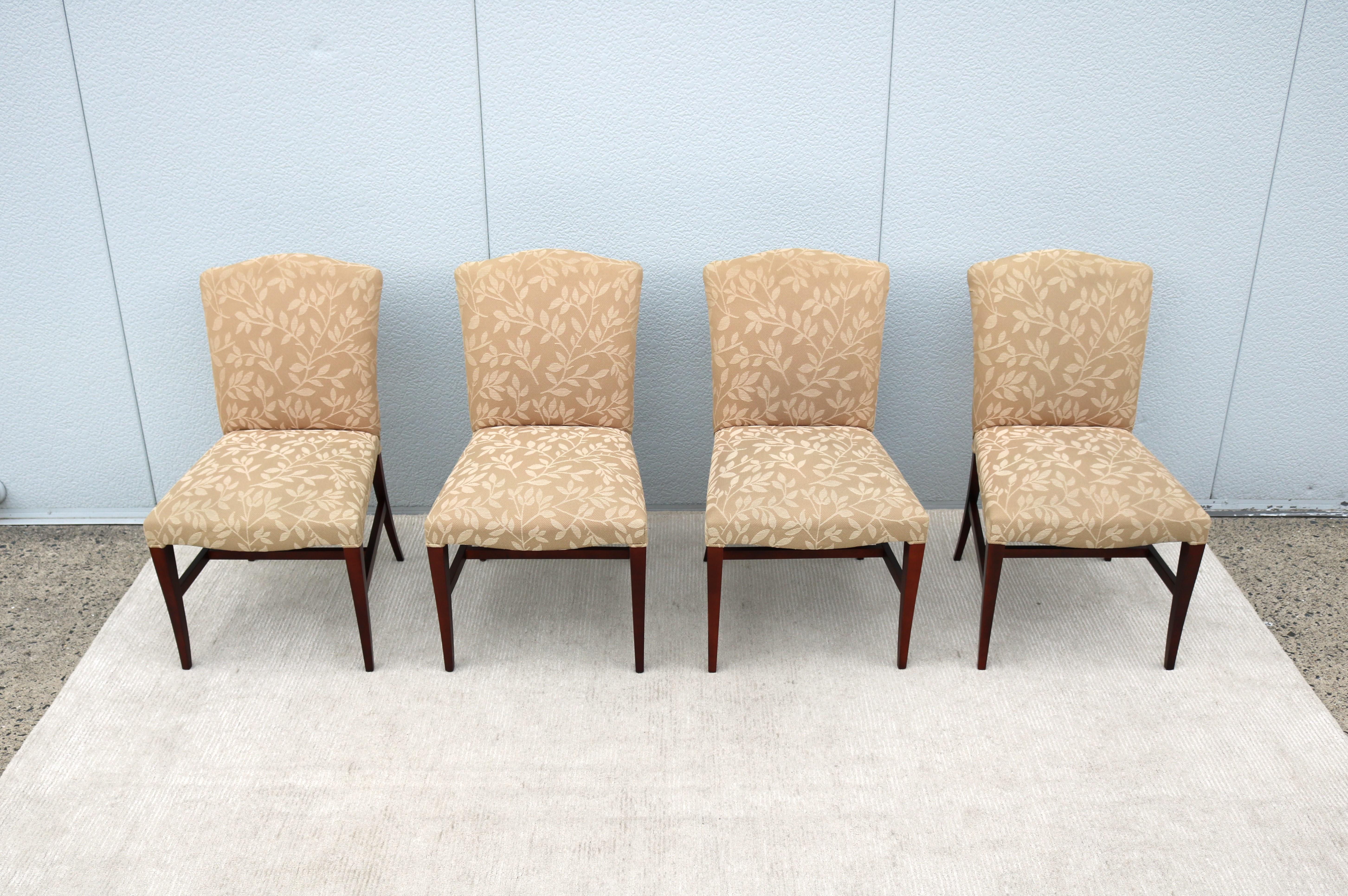 Favoloso set di quattro sedie da pranzo o per ospiti Portrait in stile transitorio di Jasper Group. 
Linee eleganti definiscono il design classico e senza tempo del ritratto; la parte anteriore a serpentina si bilancia con l'arco morbido della parte