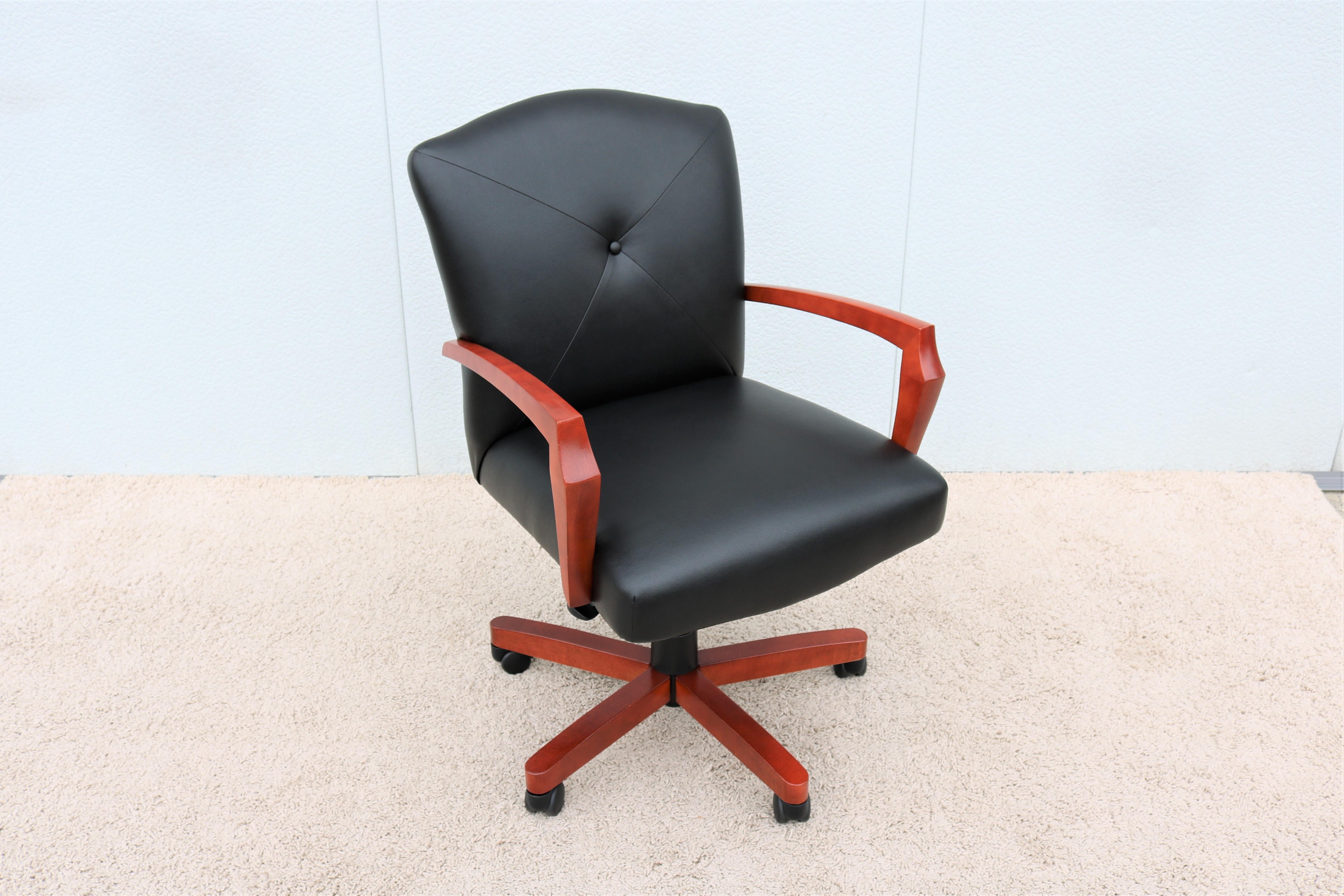 Fabuleux fauteuil de bureau de style transitionnel, pivotant et inclinable, de Jasper Group, 
Des lignes élégantes définissent le design classique et intemporel du portrait, l'avant en serpentin s'équilibre avec les bras et l'arc doux du