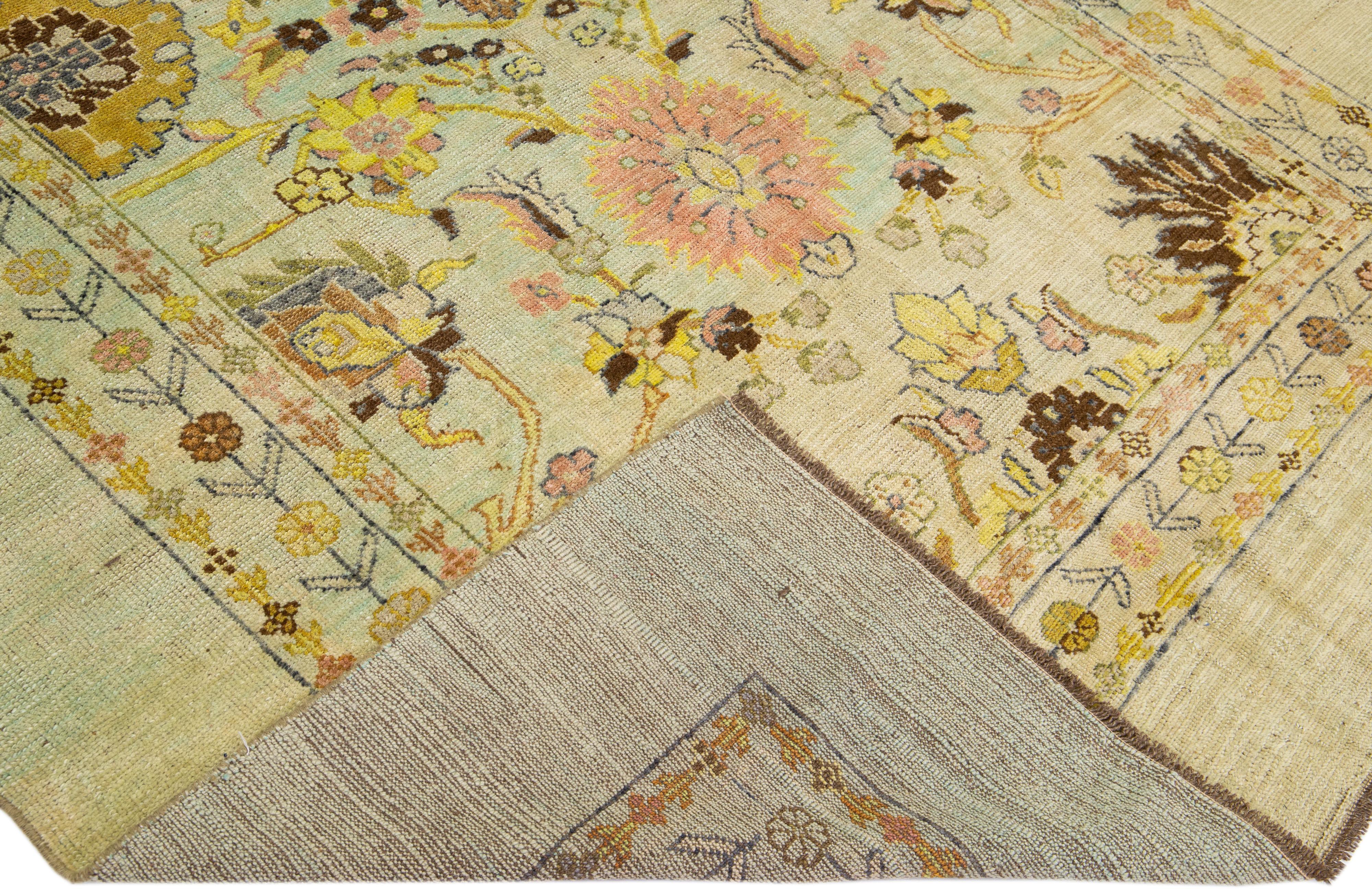 Dieser schöne moderne Art Deco-Teppich aus handgefertigter Wolle ist Teil unserer Northwest-Kollektion und zeichnet sich durch ein grünes und beiges Farbfeld und mehrfarbige Akzente in einem wunderschönen Blumenmotiv aus.

Dieser Teppich misst: