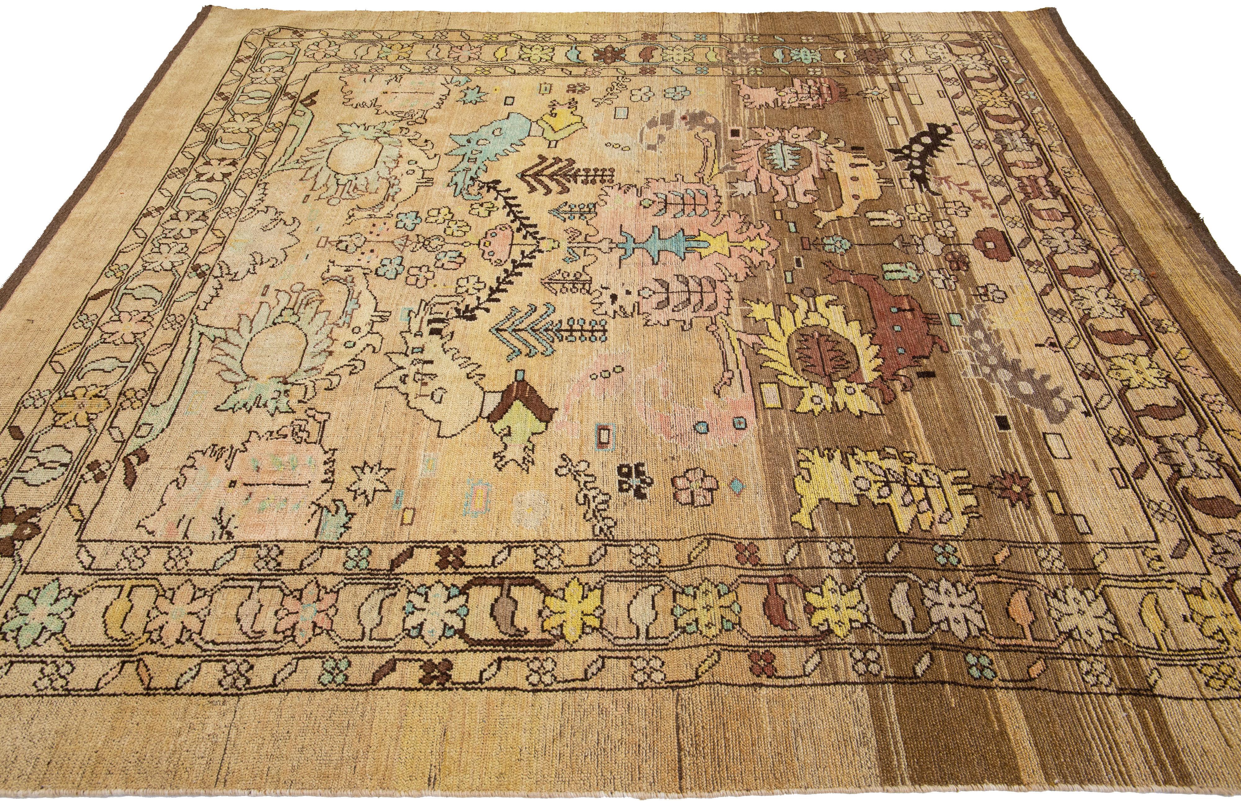 Handgefertigter brauner und quadratischer Wollteppich im Übergangsstil des Art déco von Apadana (Handgeknüpft) im Angebot