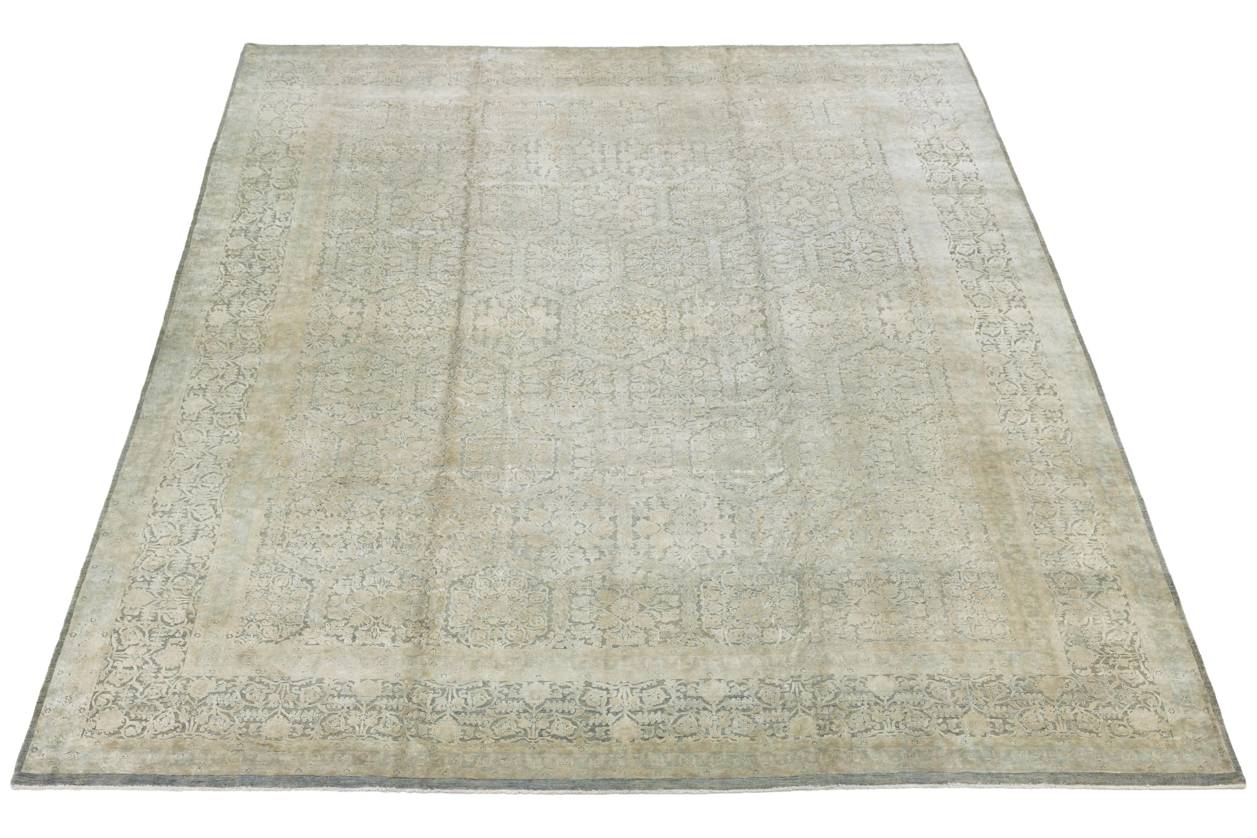 Questo tappeto contemporaneo annodato a mano presenta uno splendido disegno floreale con una vivace combinazione di colori. Realizzato in lana o seta di alta qualità, presenta uno sfondo grigio e beige che mette in risalto l'intricato motivo. La