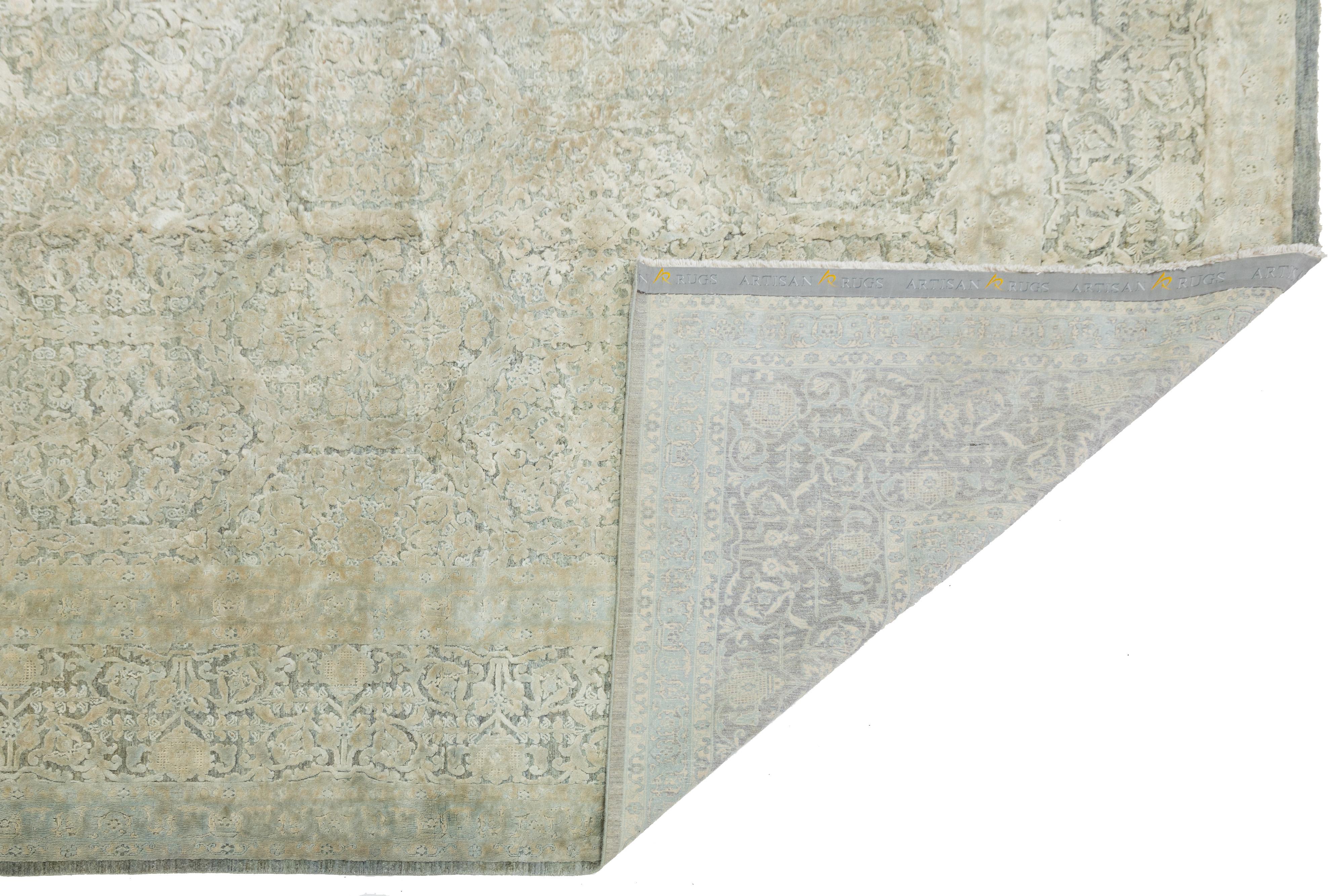 Beigefarbener handgefertigter Woll- und Seidenteppich mit Allover-Design (Moderne) im Angebot