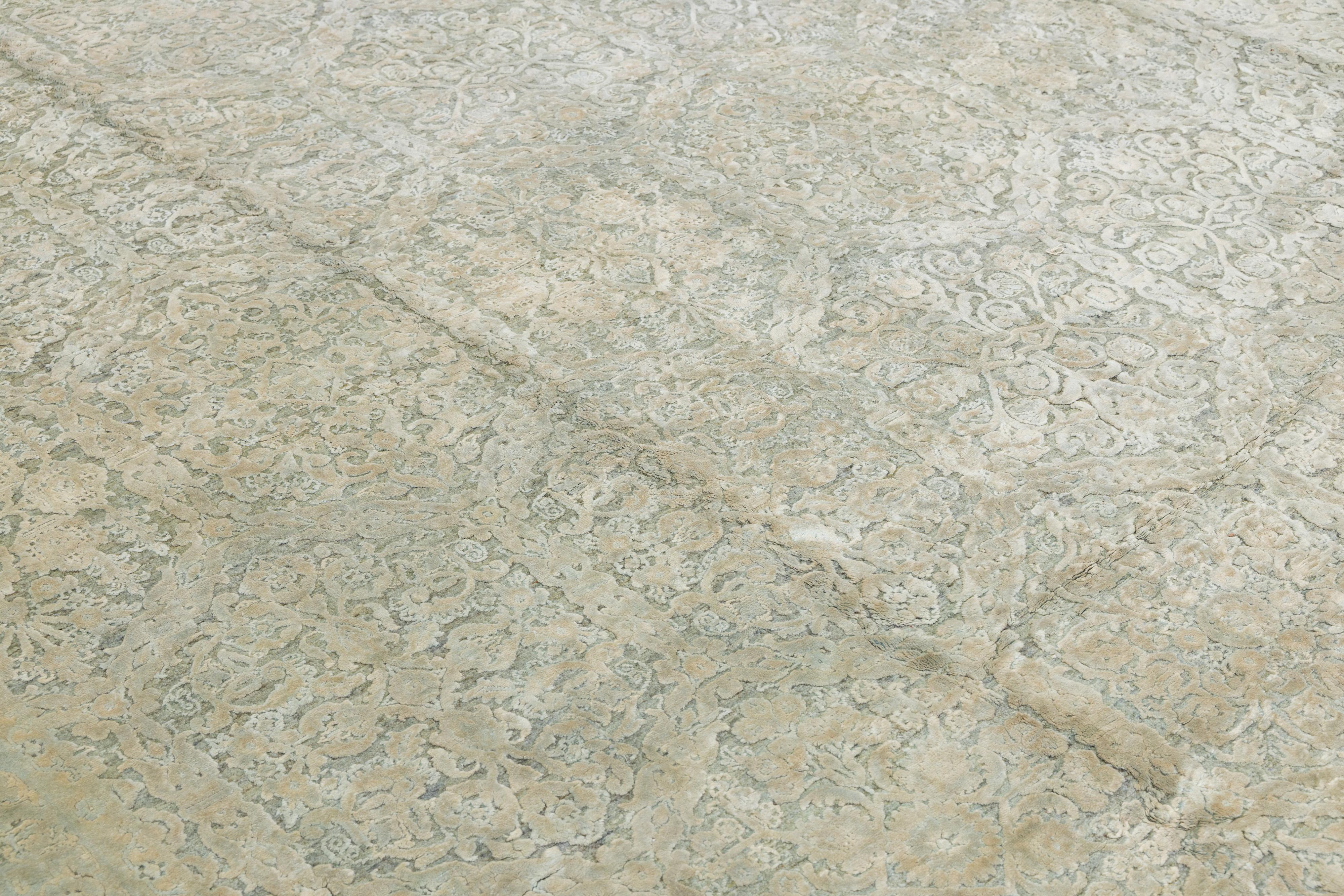 Pakistano Tappeto di transizione beige fatto a mano in lana e seta con design/One in vendita