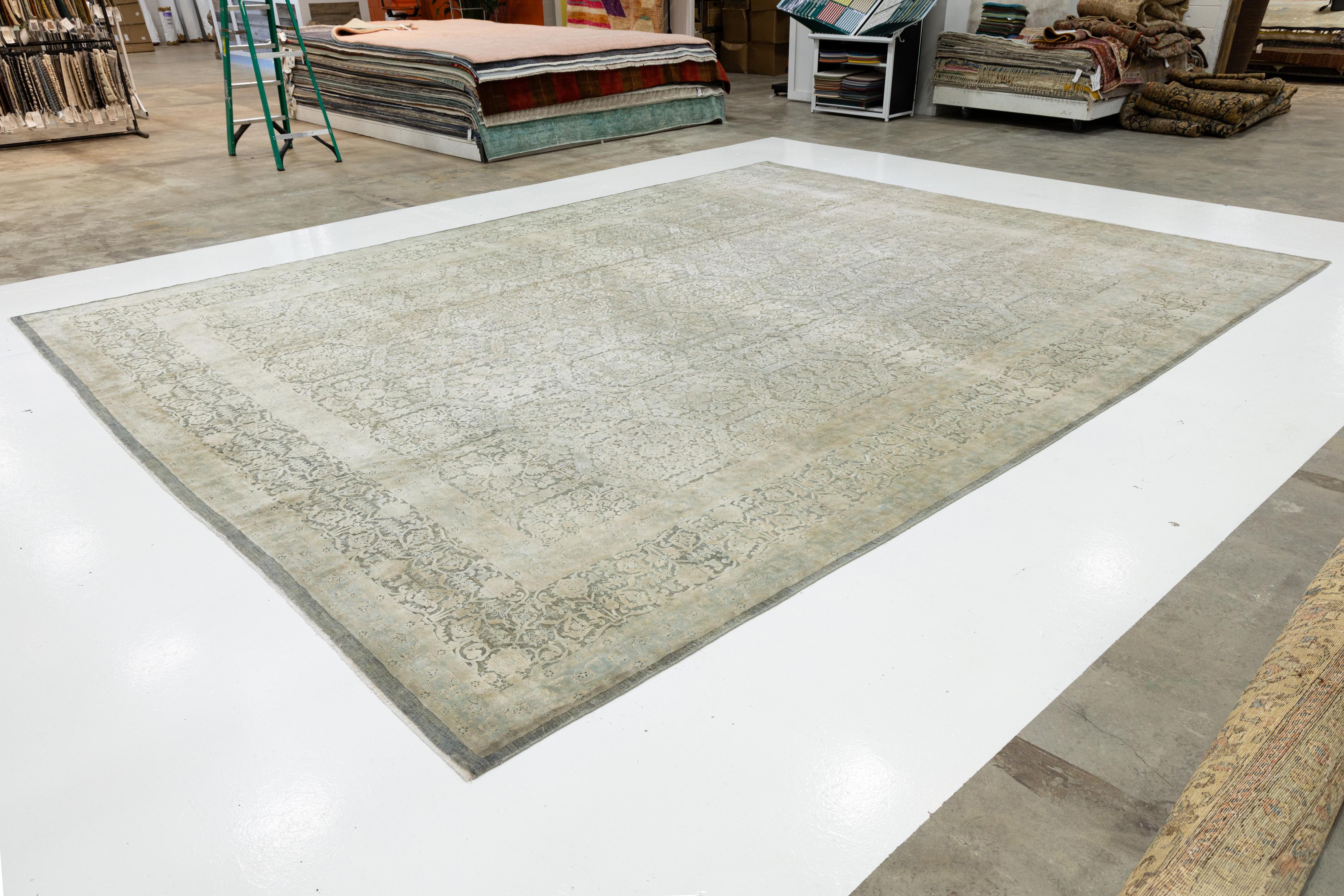 Annodato a mano Tappeto di transizione beige fatto a mano in lana e seta con design/One in vendita