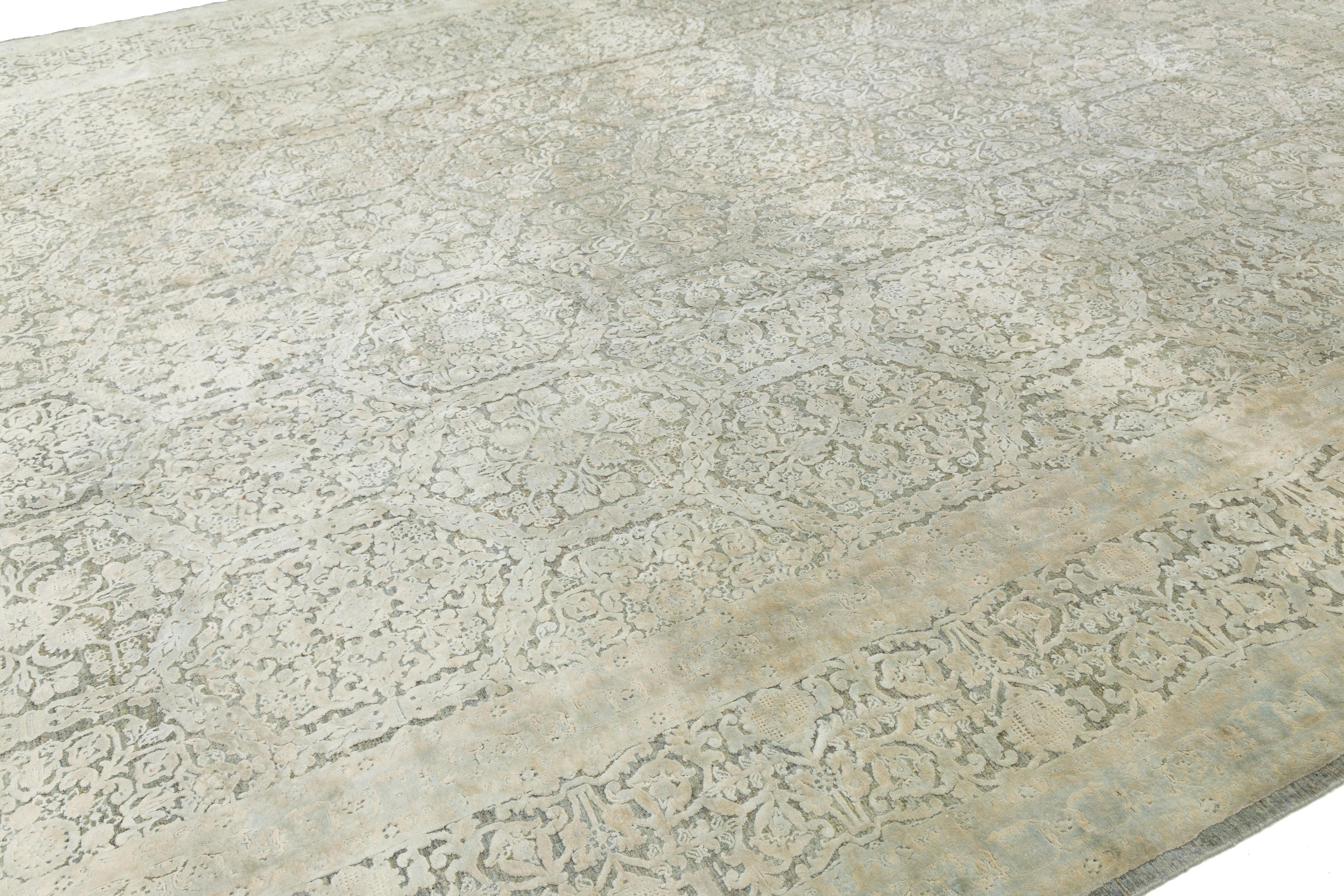 Tappeto di transizione beige fatto a mano in lana e seta con design/One In condizioni Nuovo in vendita a Norwalk, CT