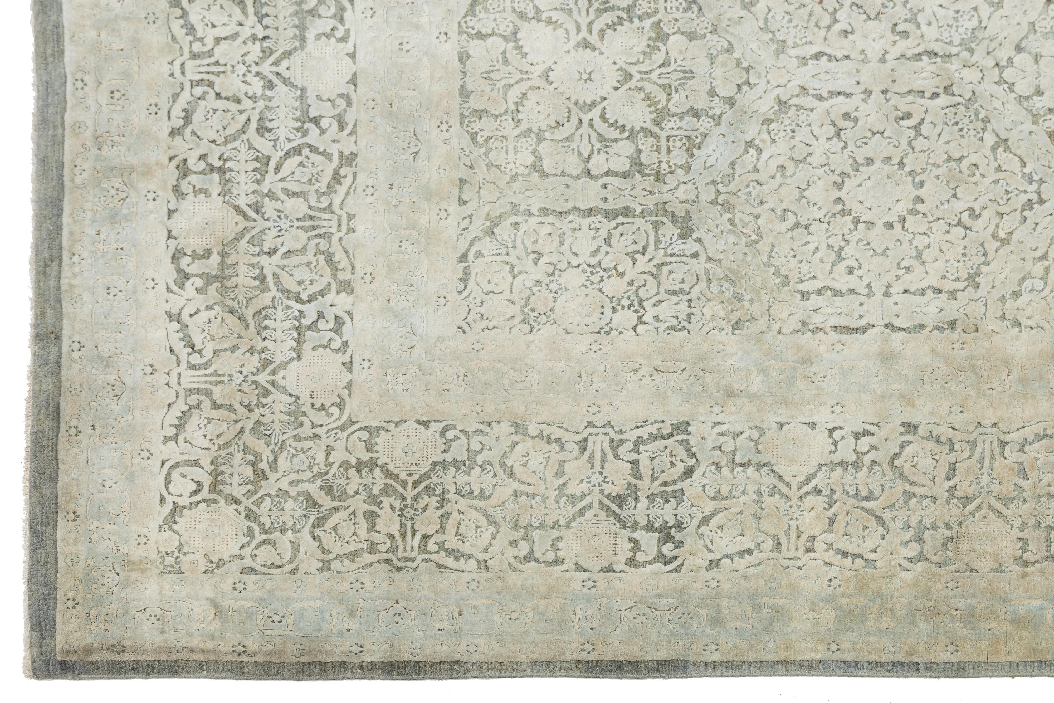 XXI secolo e contemporaneo Tappeto di transizione beige fatto a mano in lana e seta con design/One in vendita