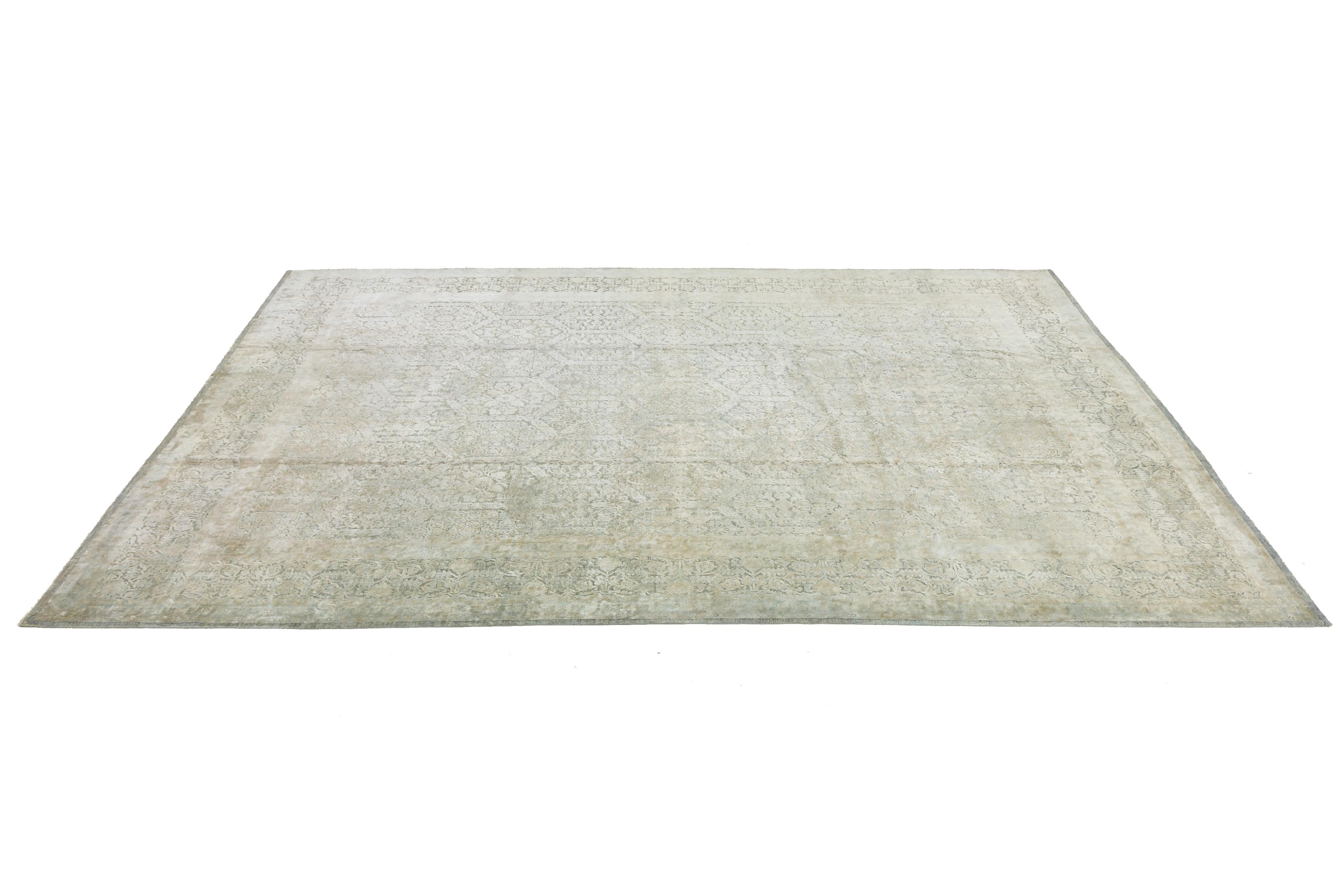 Tappeto di transizione beige fatto a mano in lana e seta con design/One in vendita 1
