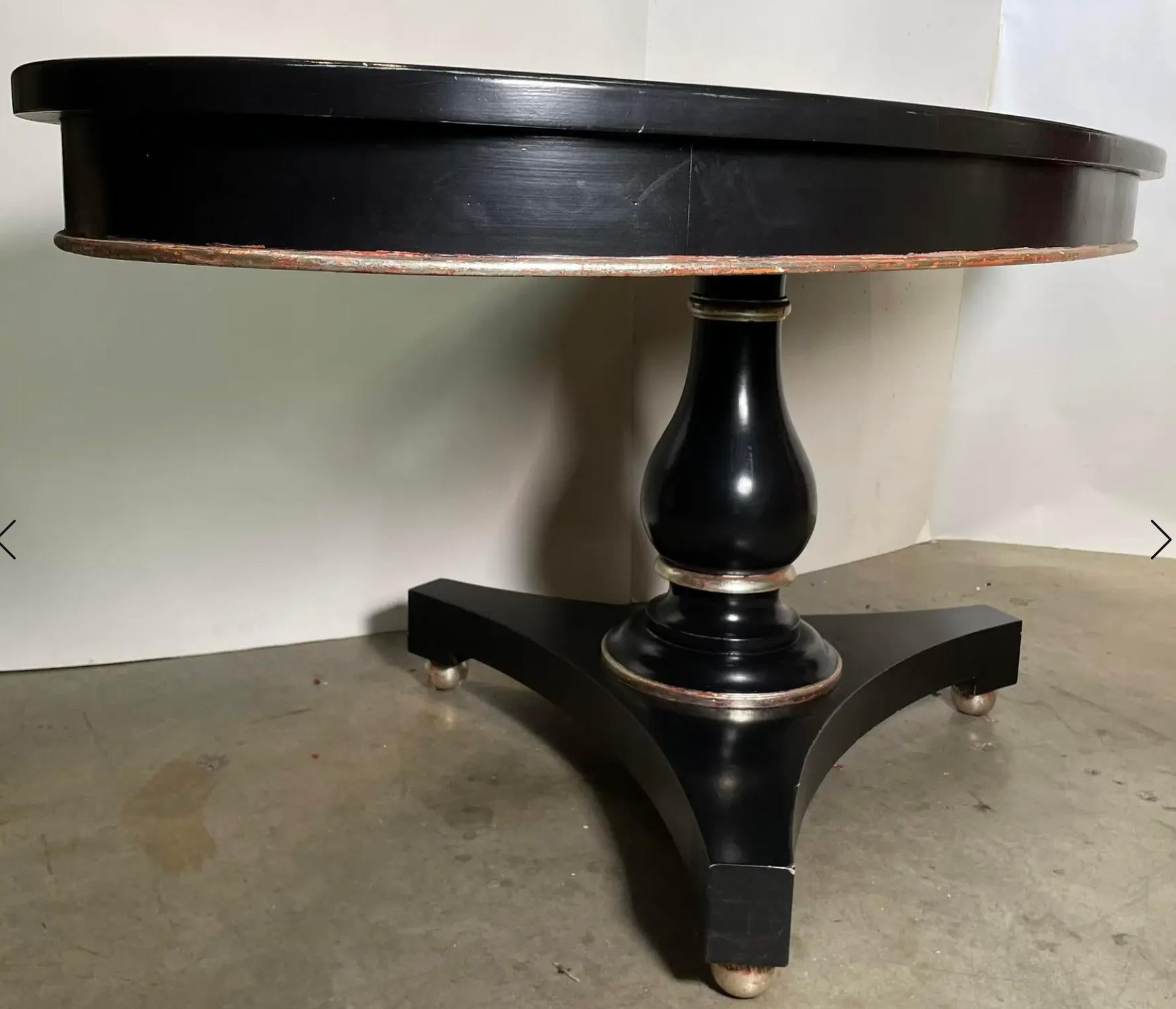 Dieser schwarze, elliptische Tisch im Übergangsstil mit silbernen Blättern wurde von Kipper selbst in Handarbeit hergestellt. Die rote Durchfärbung ragt unter dem Silber hervor und bildet einen schönen Kontrast zum Schwarz. Hergestellt aus