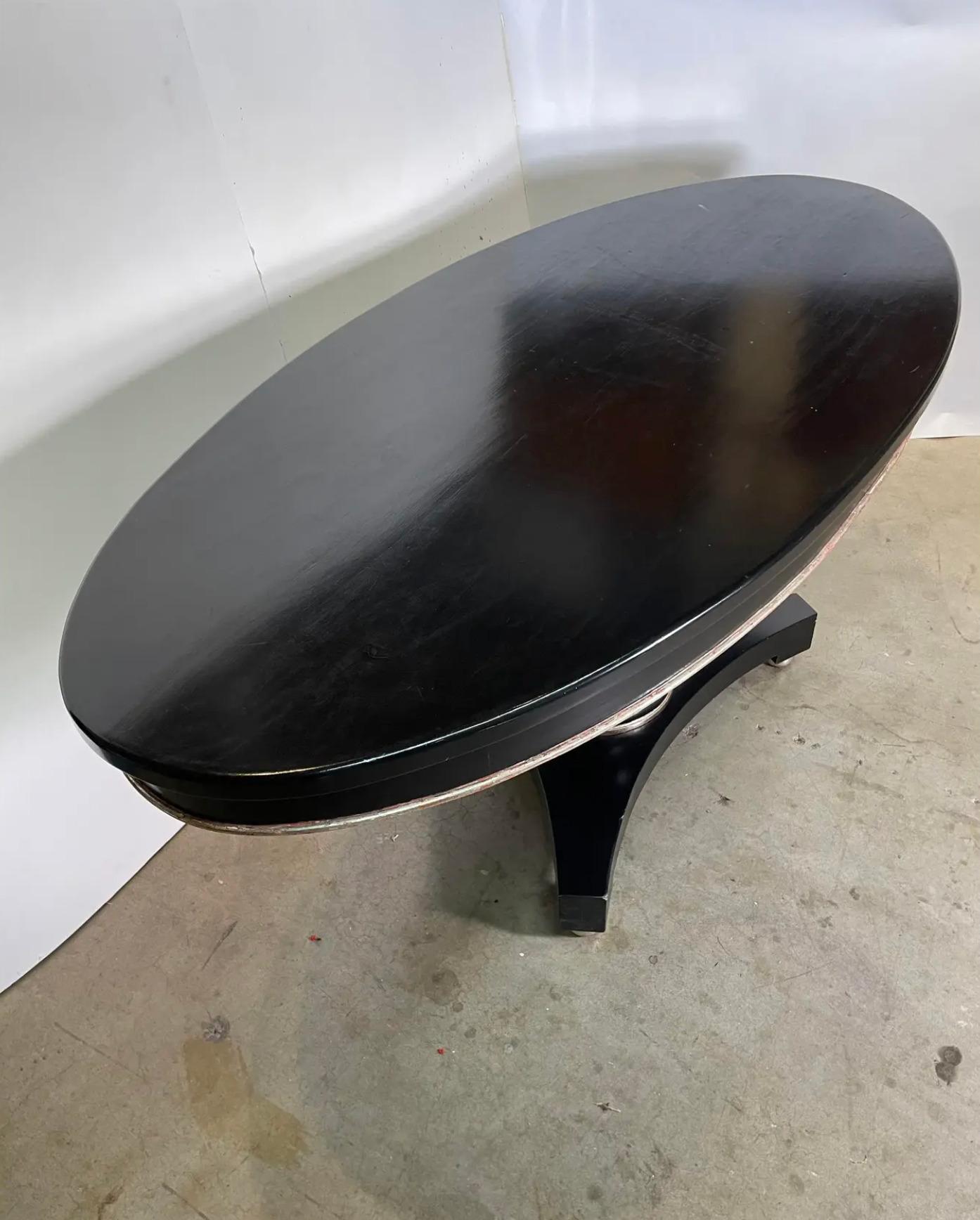 Schwarzer elliptischer Tisch mit silberner Blatteinfassung (amerikanisch) im Angebot