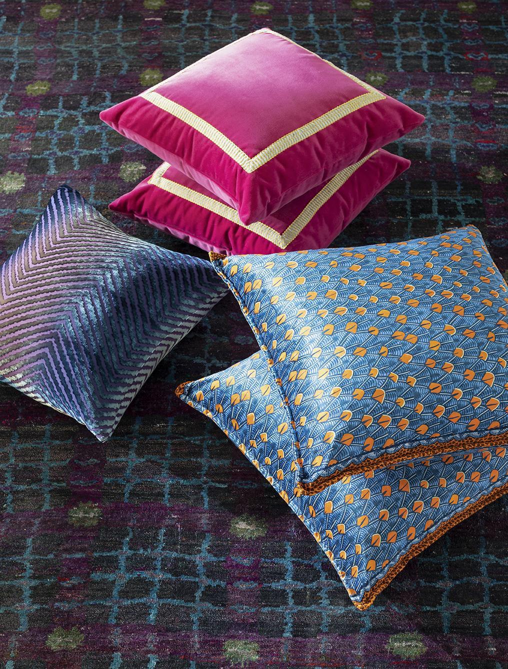 Tapis écologique transitionnel en soie naturelle nouée à la main, noir, violet et turquoise en vente 2