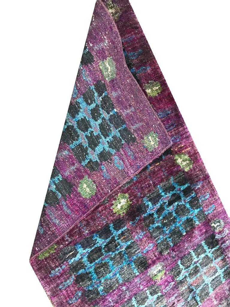Organique Tapis écologique transitionnel en soie naturelle nouée à la main, noir, violet et turquoise en vente