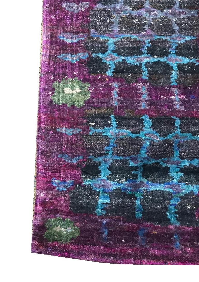 Indien Tapis écologique transitionnel en soie naturelle nouée à la main, noir, violet et turquoise en vente