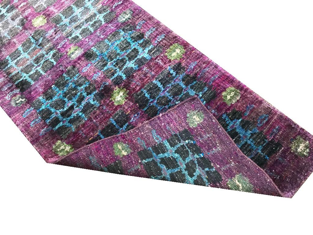 Tapis écologique transitionnel en soie naturelle nouée à la main, noir, violet et turquoise Neuf - En vente à New York, NY