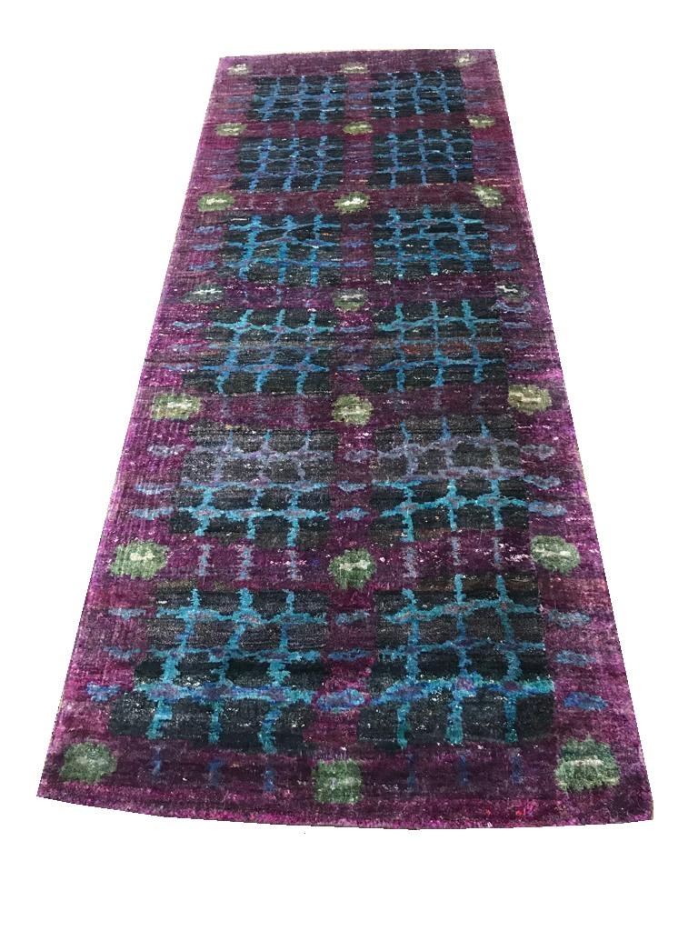 XXIe siècle et contemporain Tapis écologique transitionnel en soie naturelle nouée à la main, noir, violet et turquoise en vente