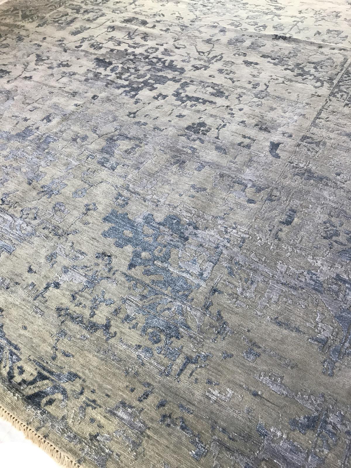 Blauer indischer Teppich aus Wolle im Übergangsstil (Indisch) im Angebot