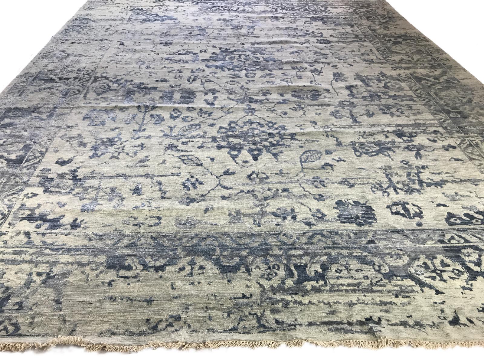 Blauer indischer Teppich aus Wolle im Übergangsstil im Zustand „Neu“ im Angebot in Los Angeles, CA