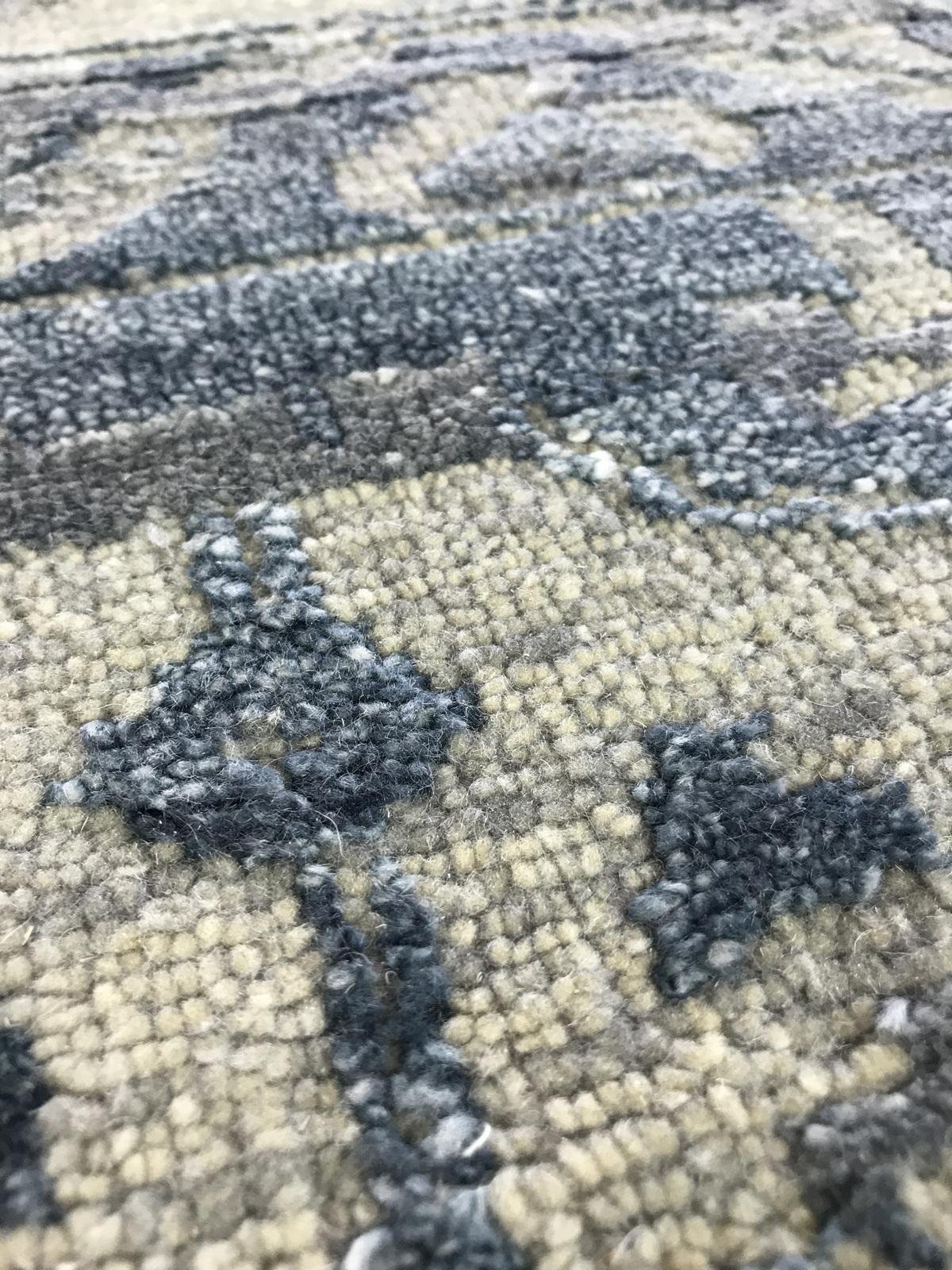 Blauer indischer Teppich aus Wolle im Übergangsstil (21. Jahrhundert und zeitgenössisch) im Angebot