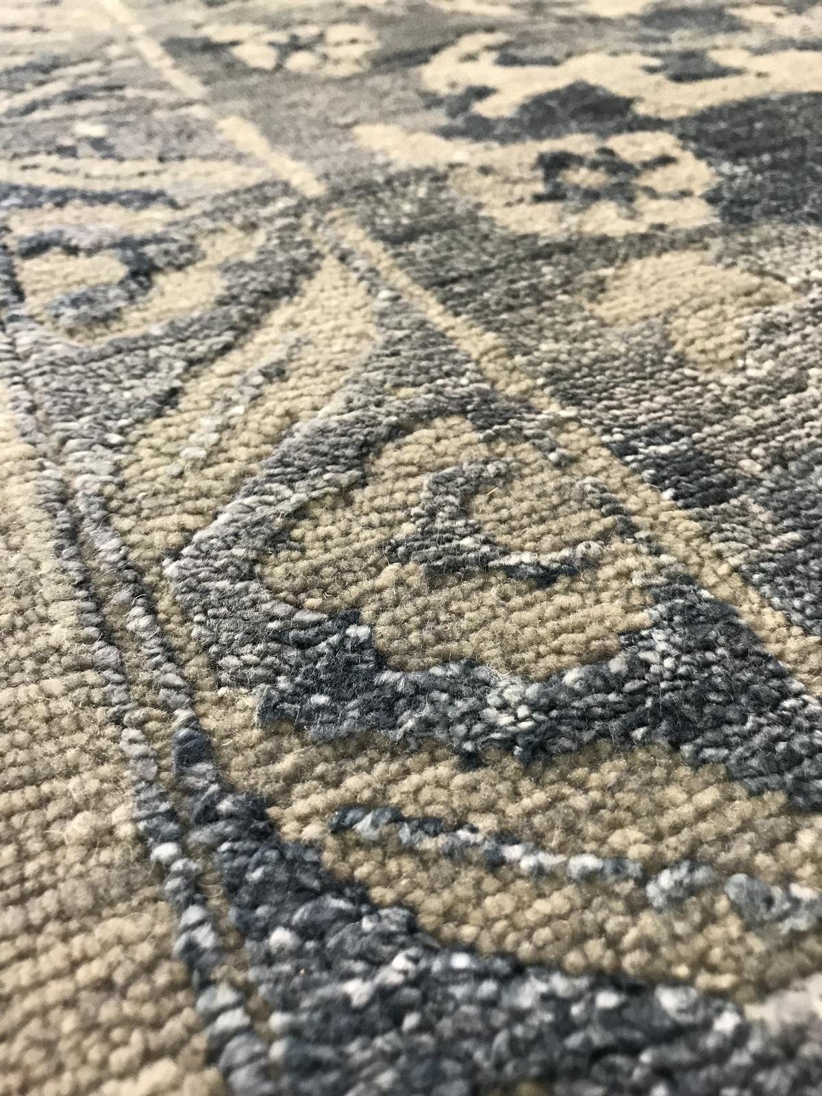 Blauer indischer Teppich aus Wolle im Übergangsstil im Angebot 1