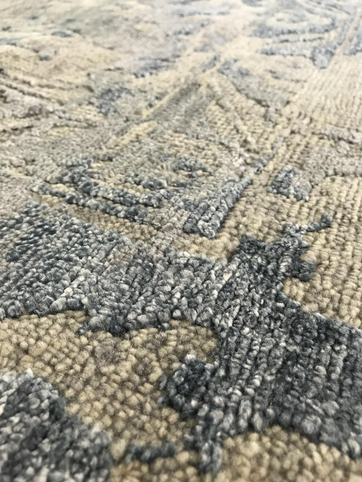 Blauer indischer Teppich aus Wolle im Übergangsstil im Angebot 2
