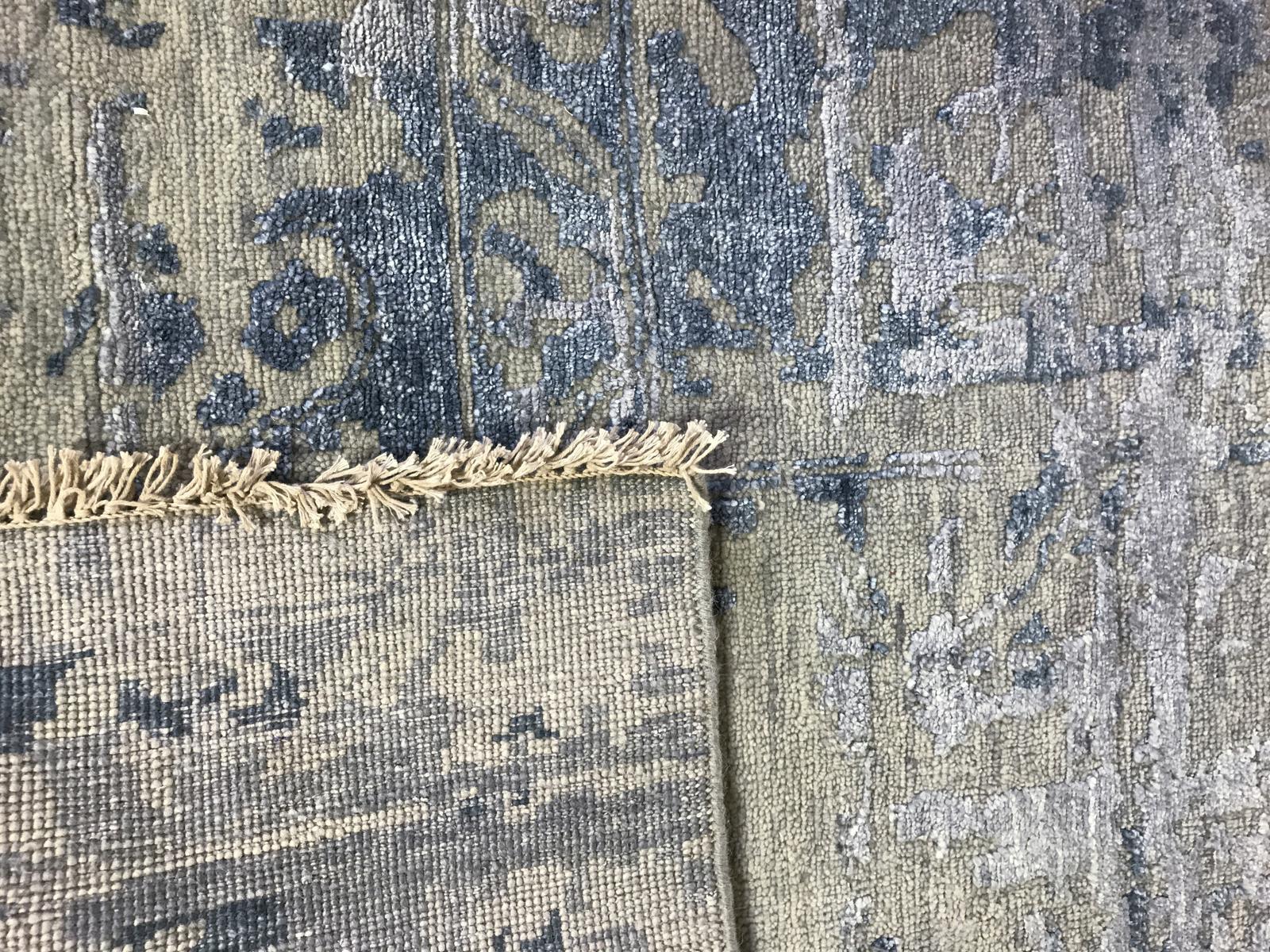 Blauer indischer Teppich aus Wolle im Übergangsstil im Angebot 3