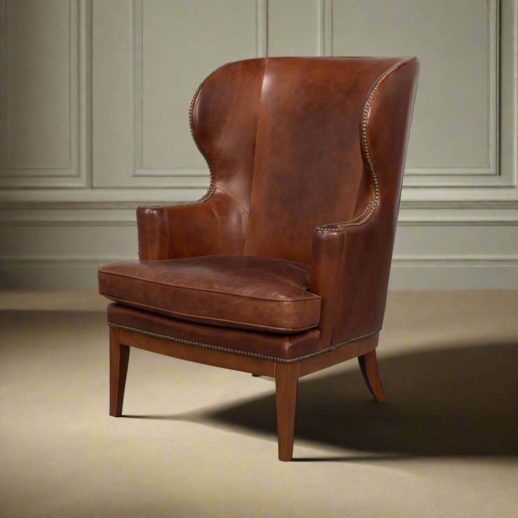 Il allie le confort contemporain à des éléments traditionnels grâce à ses ailes exagérées et à son riche revêtement en cuir de vachette de première qualité. Les accoudoirs évasés avec des rouleaux verticaux, les garnitures de tête de clou en laiton