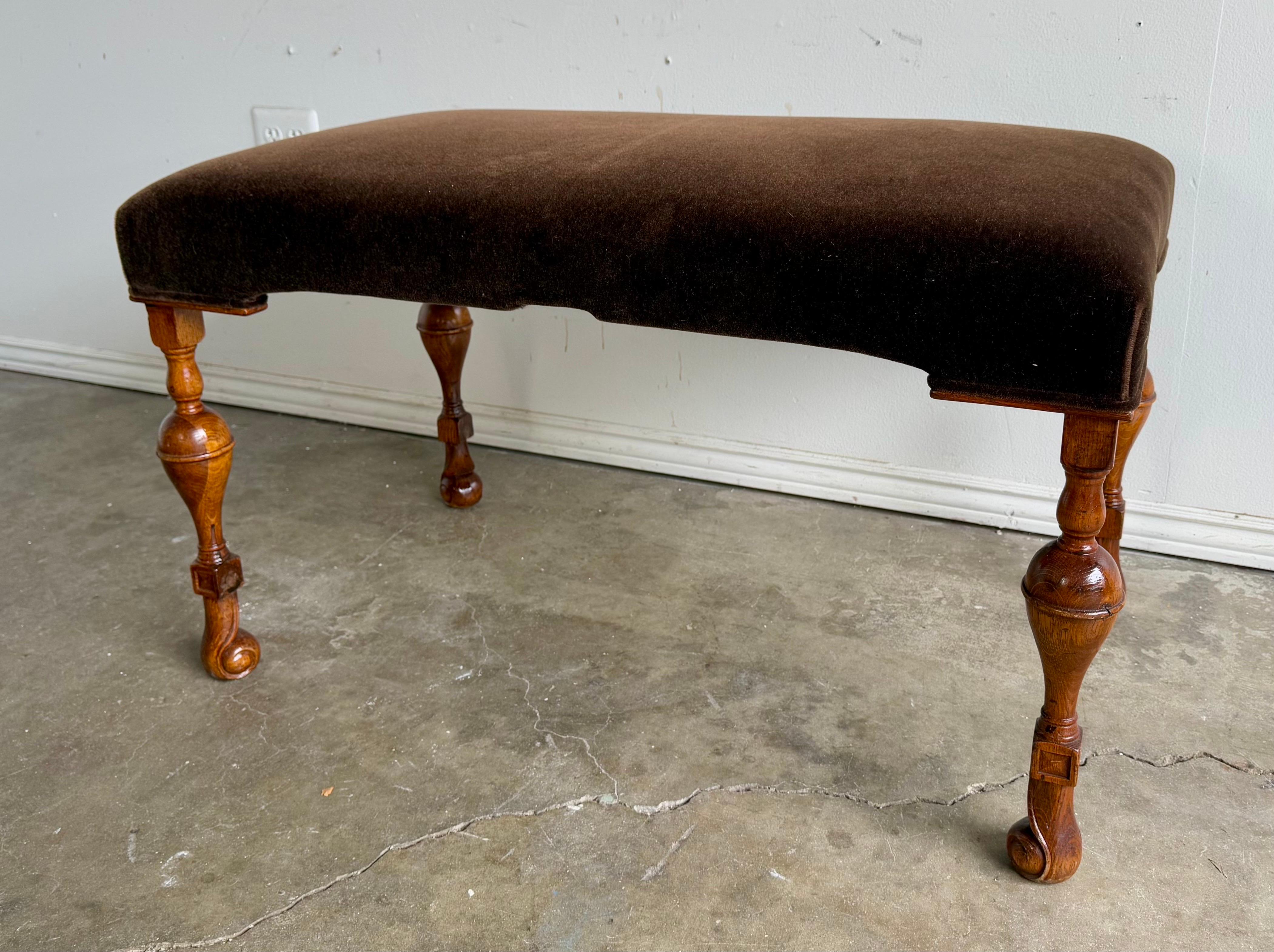 Banc transitionnel en mohair Brown-20e siècle Abîmé - En vente à Los Angeles, CA