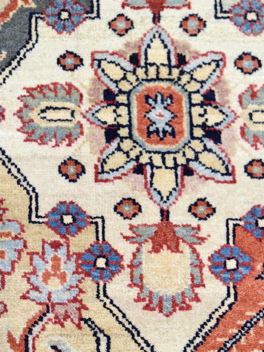Tapis persan Bakhtiari en laine nouée à la main, crème, bleu, orange, rouge, 10' x 13'. Neuf - En vente à New York, NY