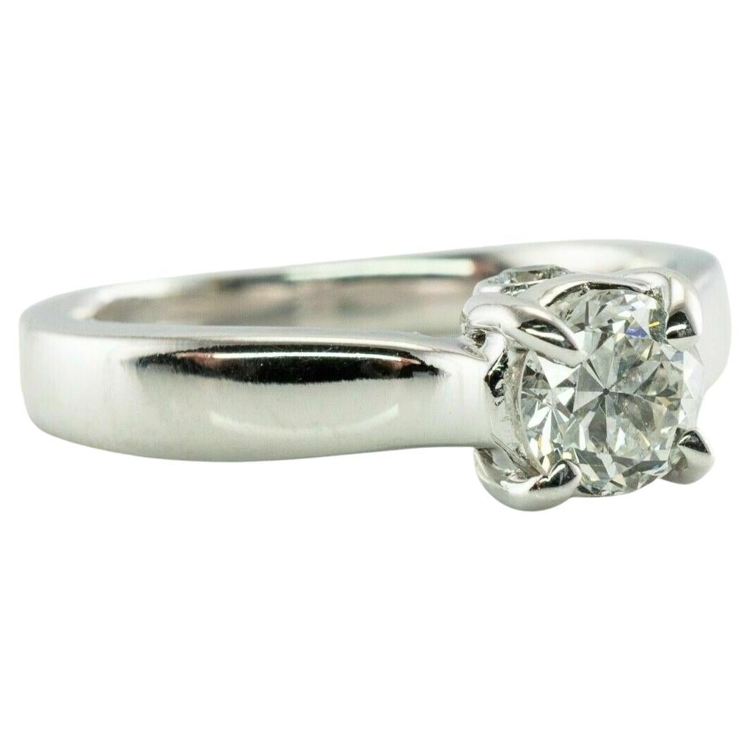 Bague Delia en or blanc 18 carats avec diamant rond de taille transitionnelle poinçonnée  en vente